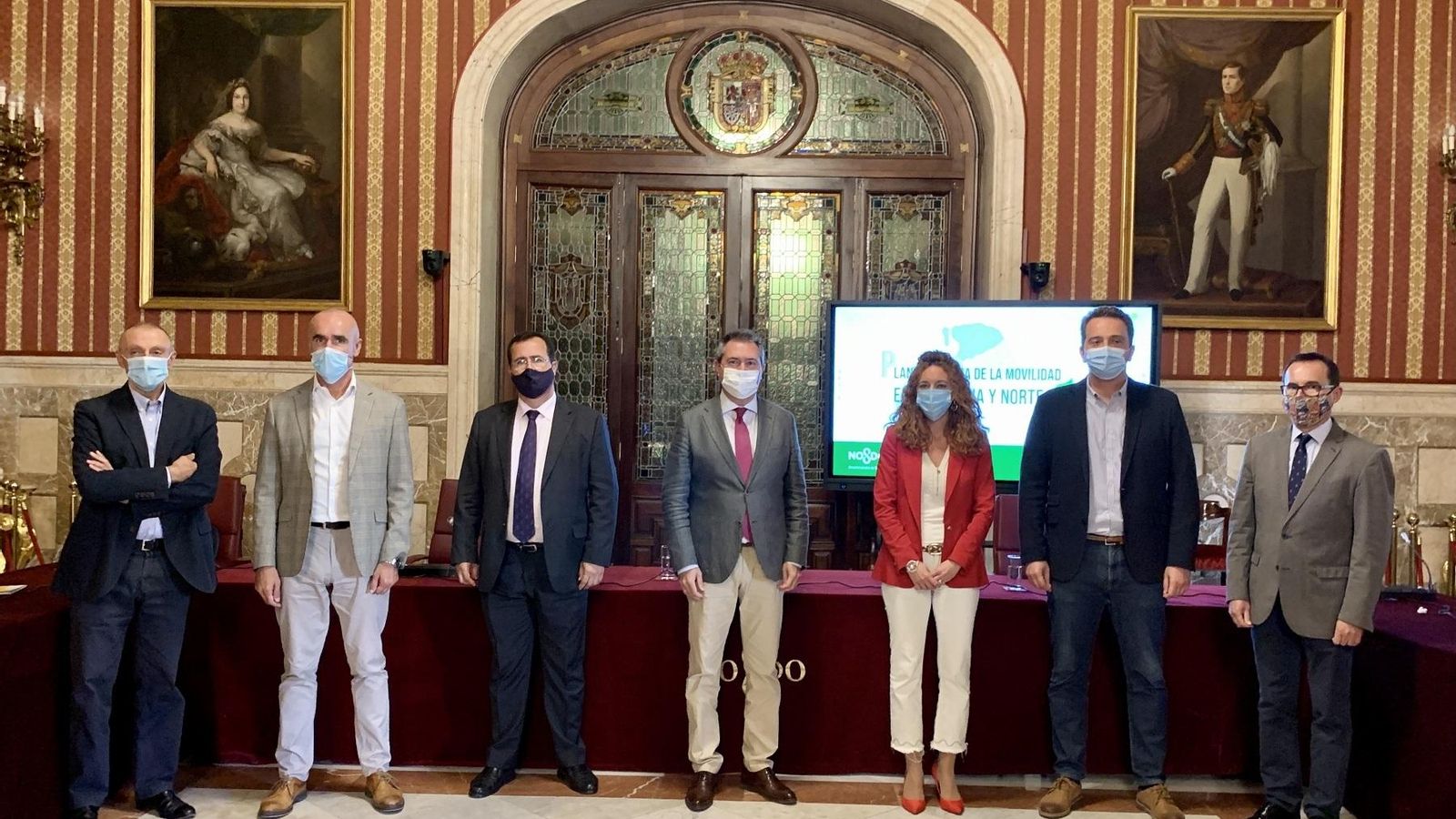 Juan Espadas antes de la presentación de plan de movilidad de Norte y Macarena con Jaime Palop (Emasesa) y los delegados Antonio Muñoz, Juan Carlos Cabrera, Clara Macías, Juan Antonio Barrionuevo y el gerente Rubén García.