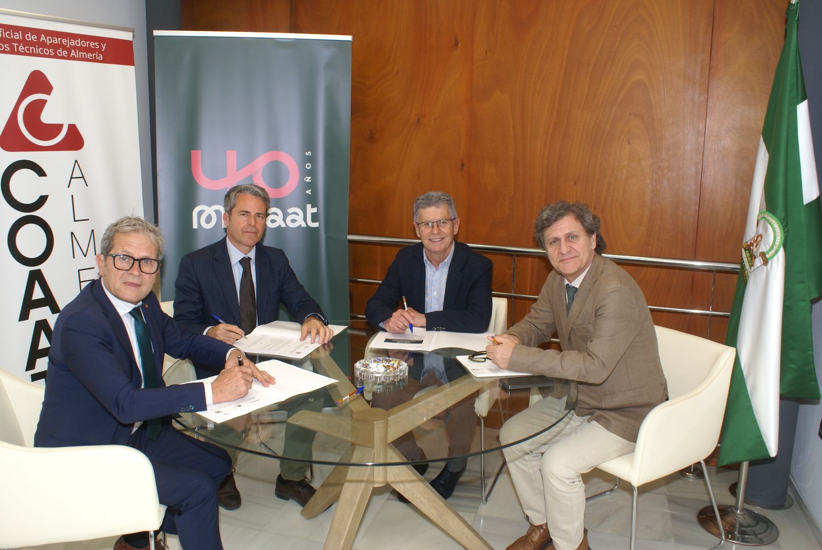 Imagen de la firma del acuerdo.