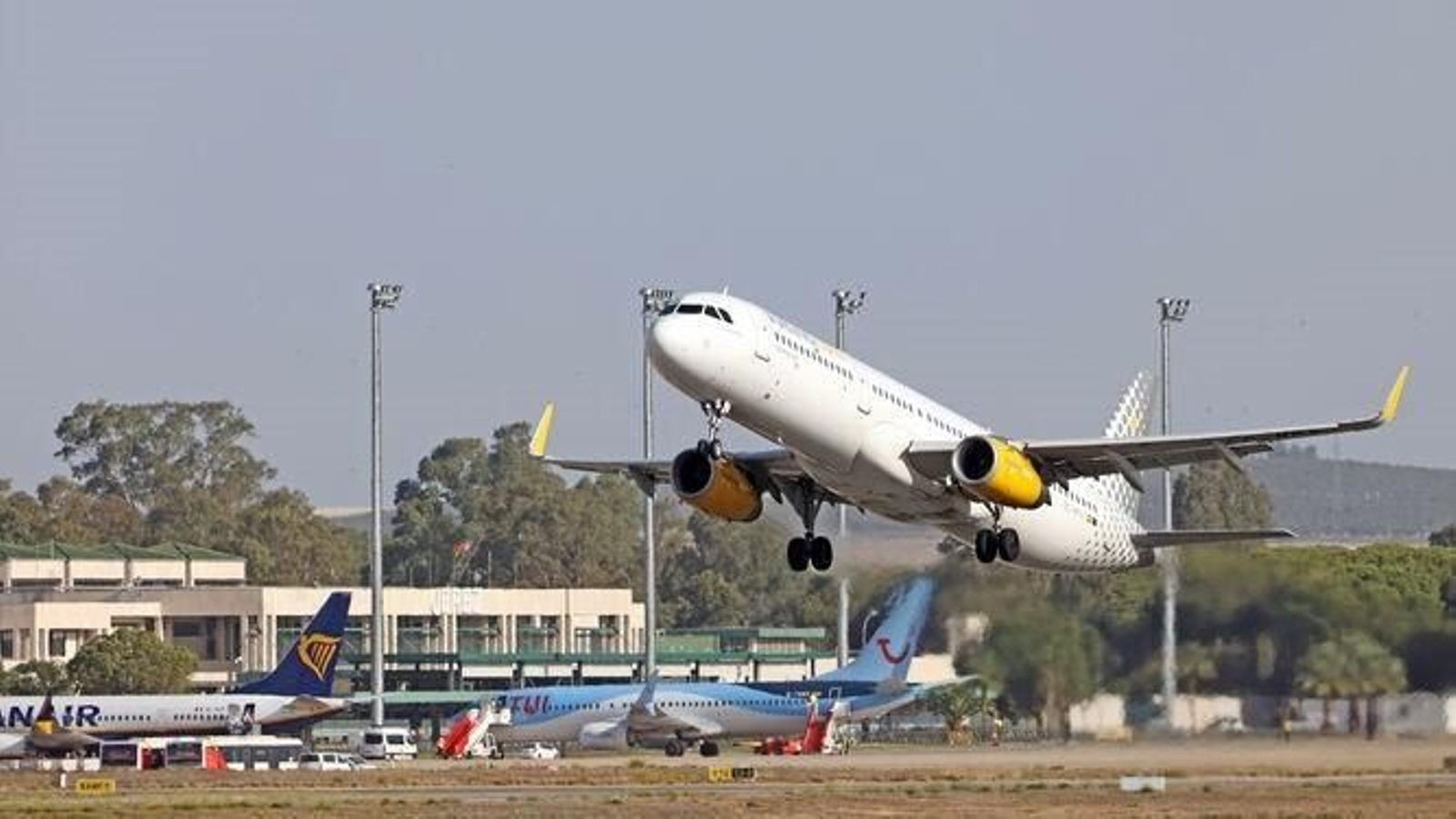 Un avión despegando del Aeropuerto de Jerez. Un avión despegando del Aeropuerto de Jerez.