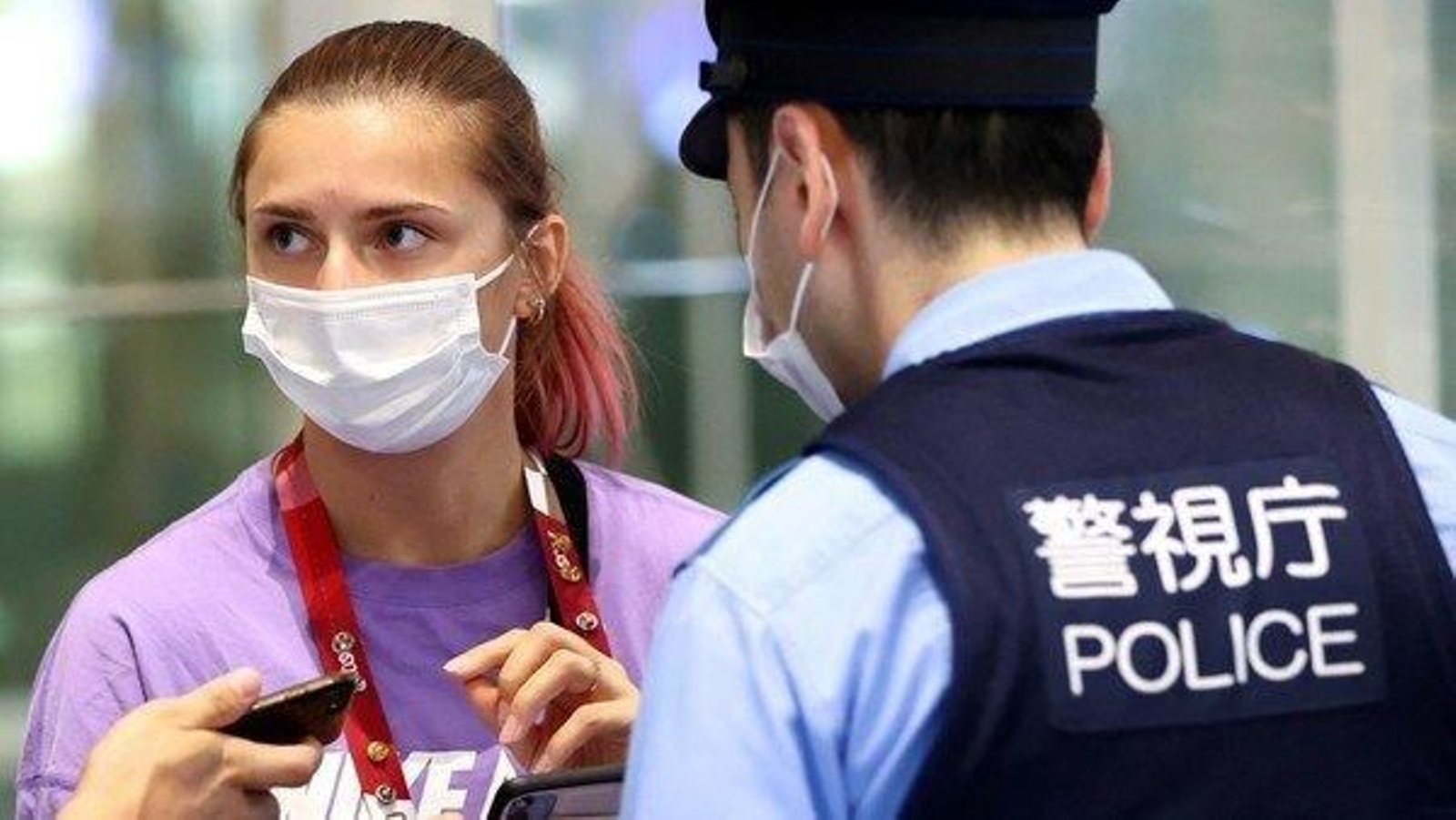 La velocista bielorrusa Kristina Tsimanouskaya, en el aeropuerto de Tokio. La velocista bielorrusa Kristina Tsimanouskaya, en el aeropuerto de Tokio.