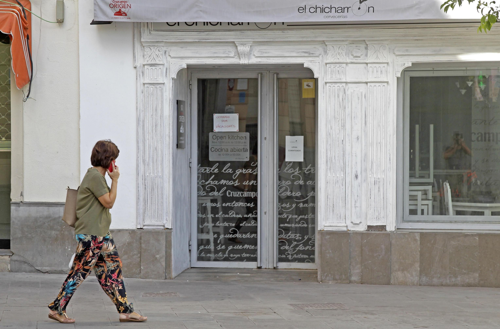 Una mujer pasa ante uno de los establecimientos hosteleros precintados por Urbanismo días atrás en el Arenal.