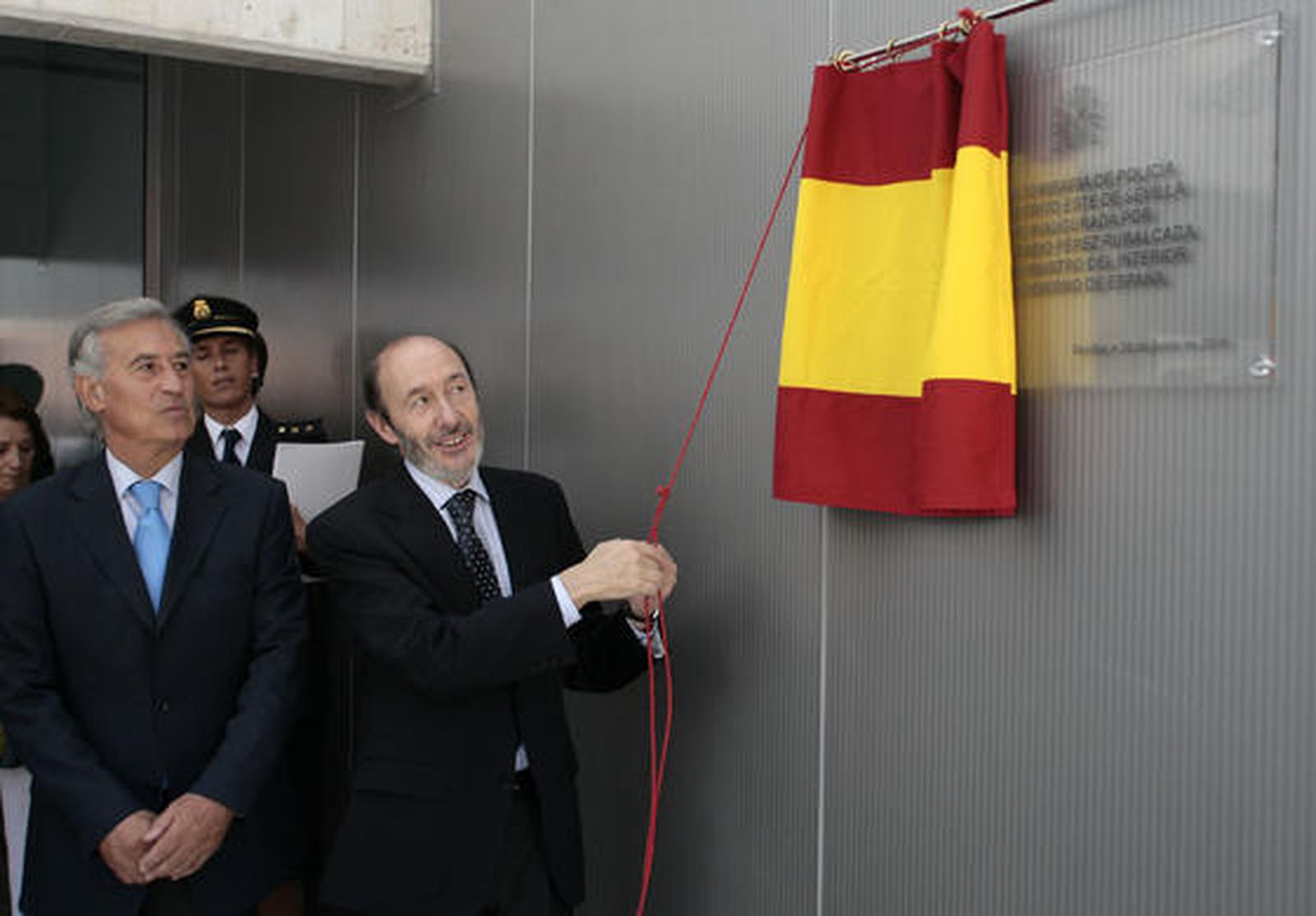 Pérez Rubalcaba descubre la placa que inaugura la nueva comisaría.

Foto: Juan Carlos Muñoz