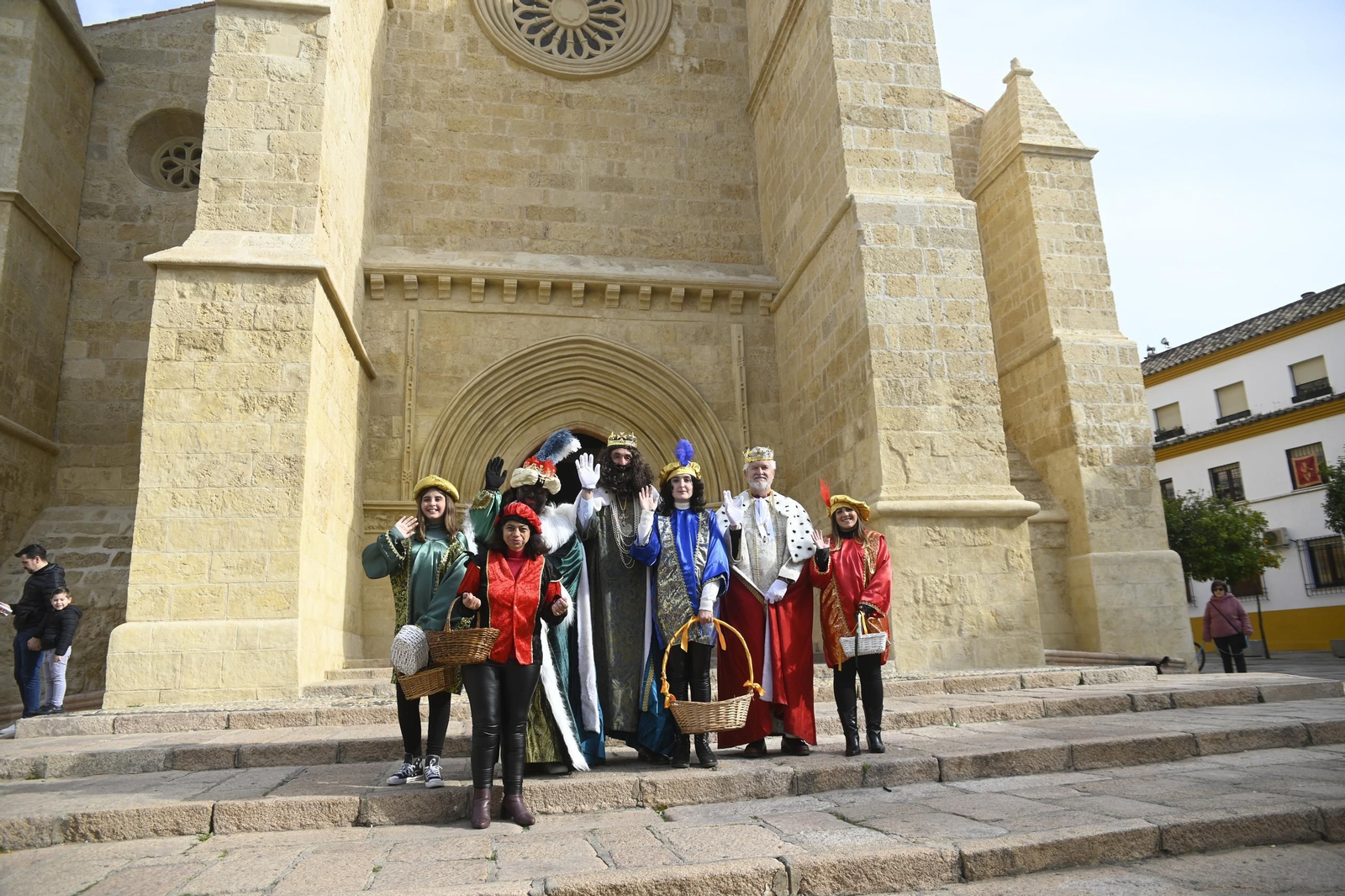 Los Reyes Magos pasean por Córdoba en coche de caballos, en imágenes