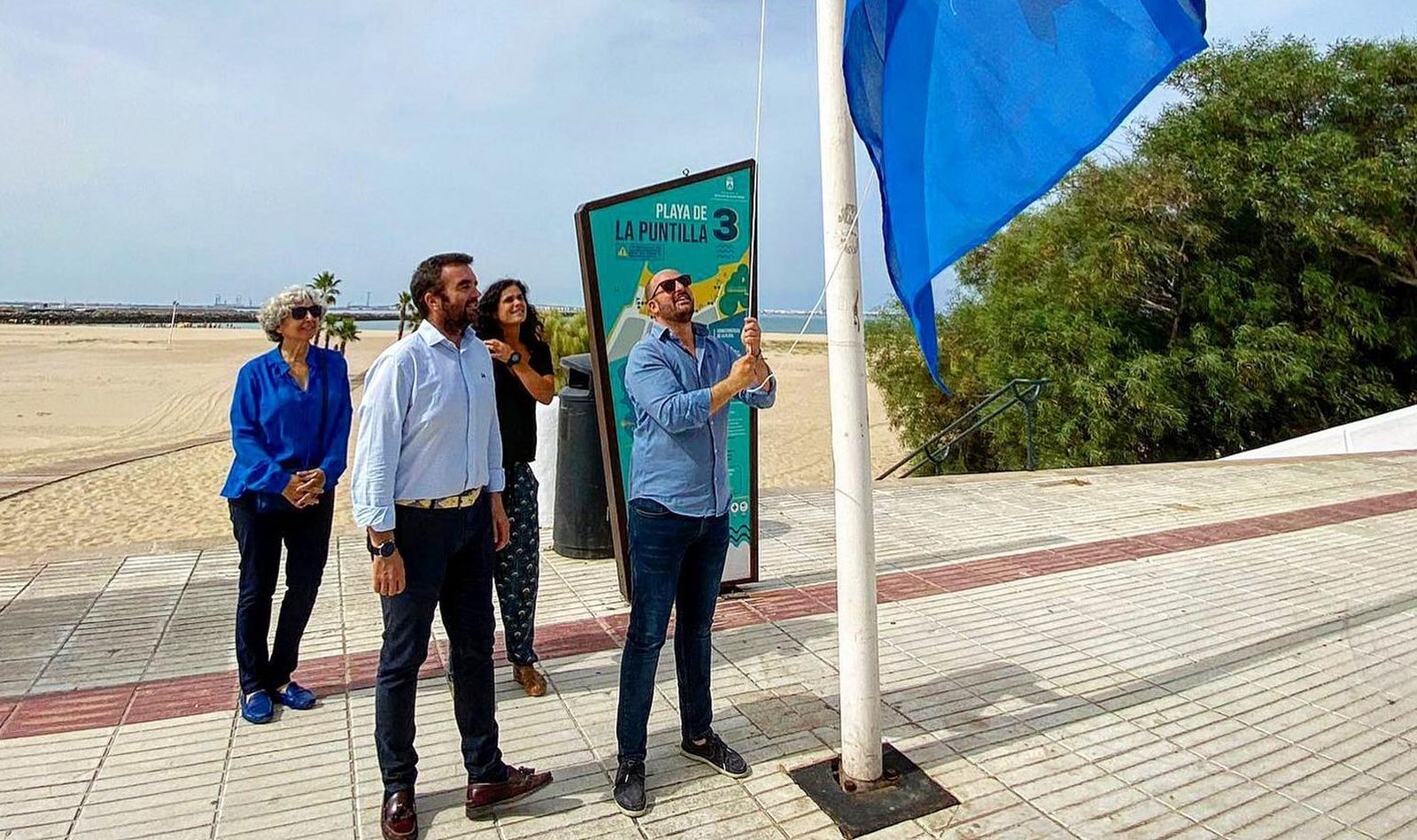 Acto oficial de izada de la bandera azul en Las Puntilla, el pasado domingo.