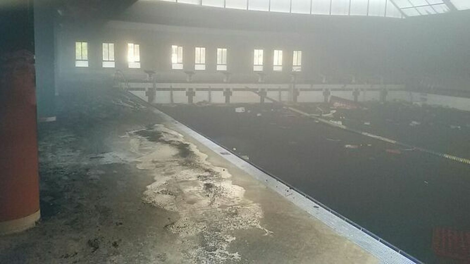 Estado en el que quedó la piscina tras el incendio ocurrido en 2017.