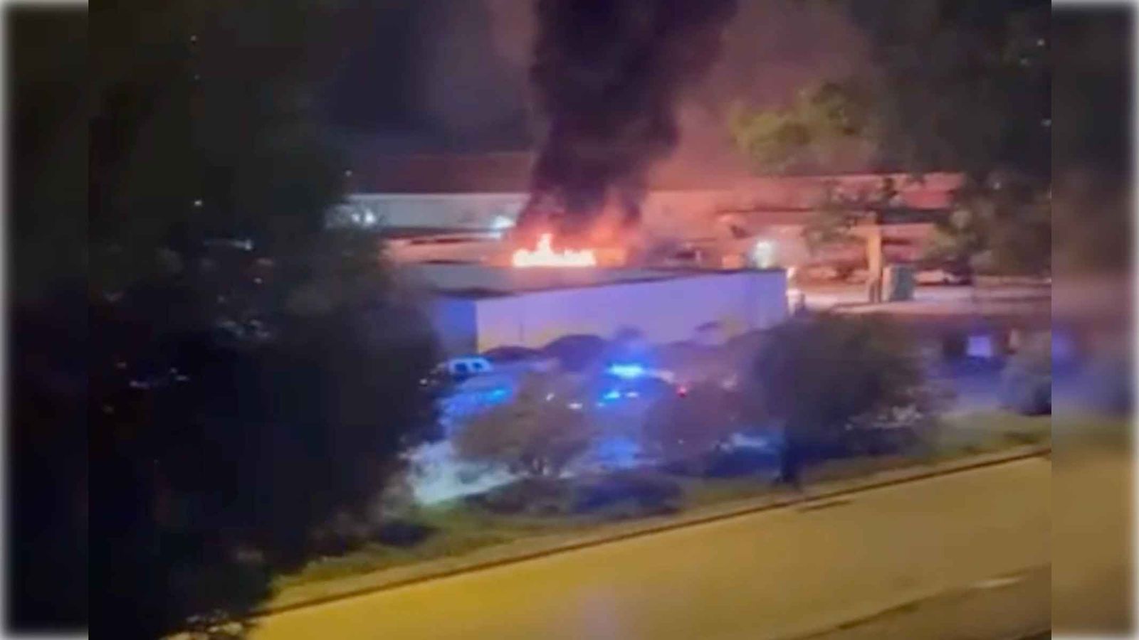 Imagen del incendio registrado en la gasolinera ubicada en el Polígono Industrial de El Portal , en Jerez