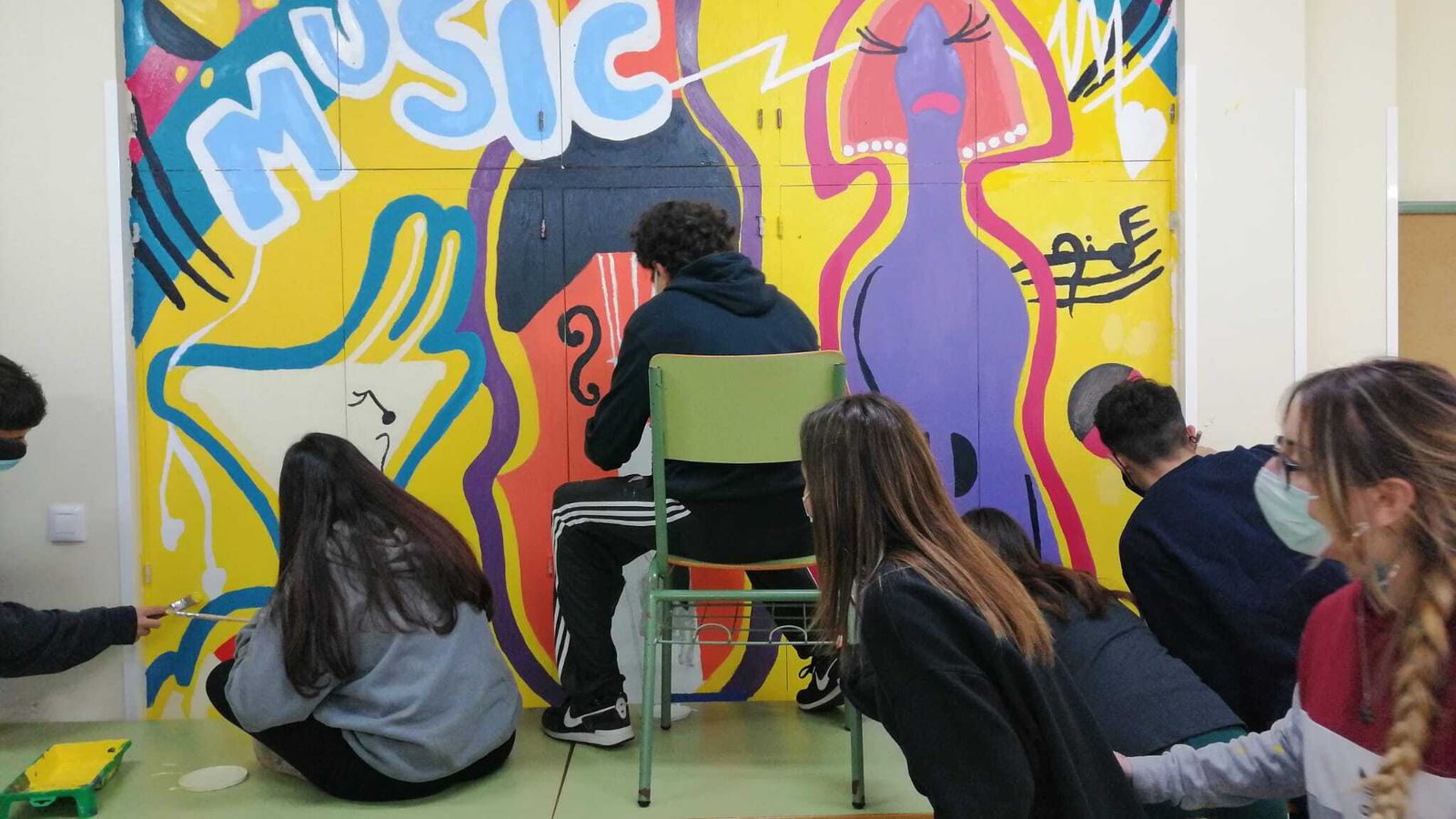 Elaboración de uno de los murales del IES Antonio Muro