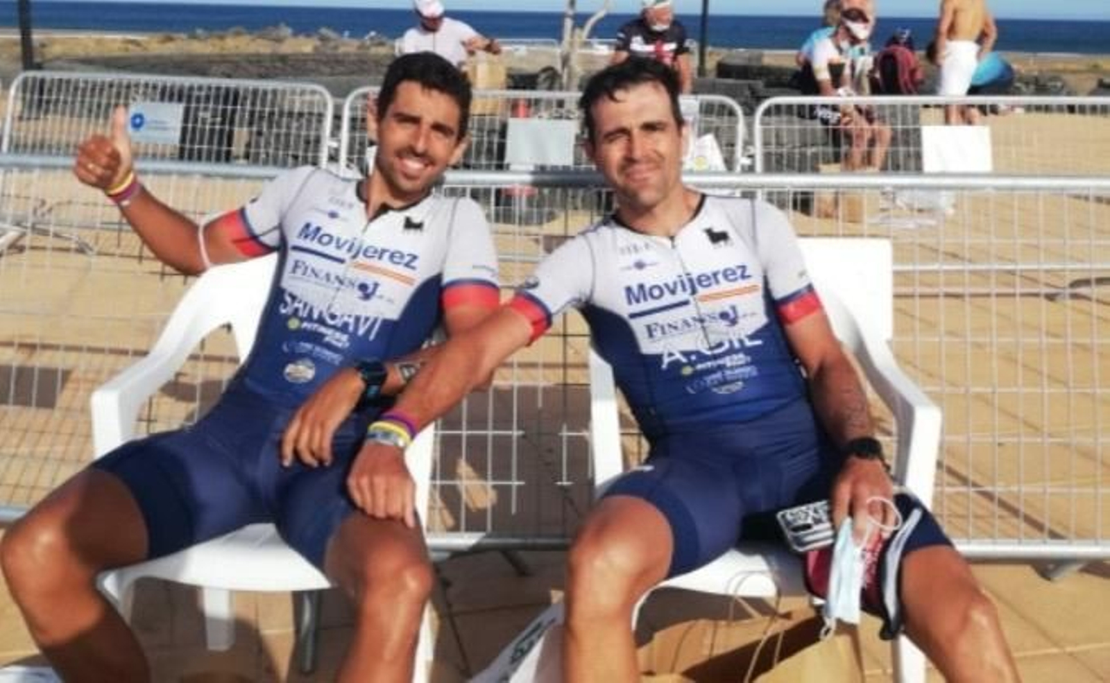 Manuel Sánchez Gavilán y Álvaro Gil, en Lanzarote tras el Ironman disputado en la isla canaria.