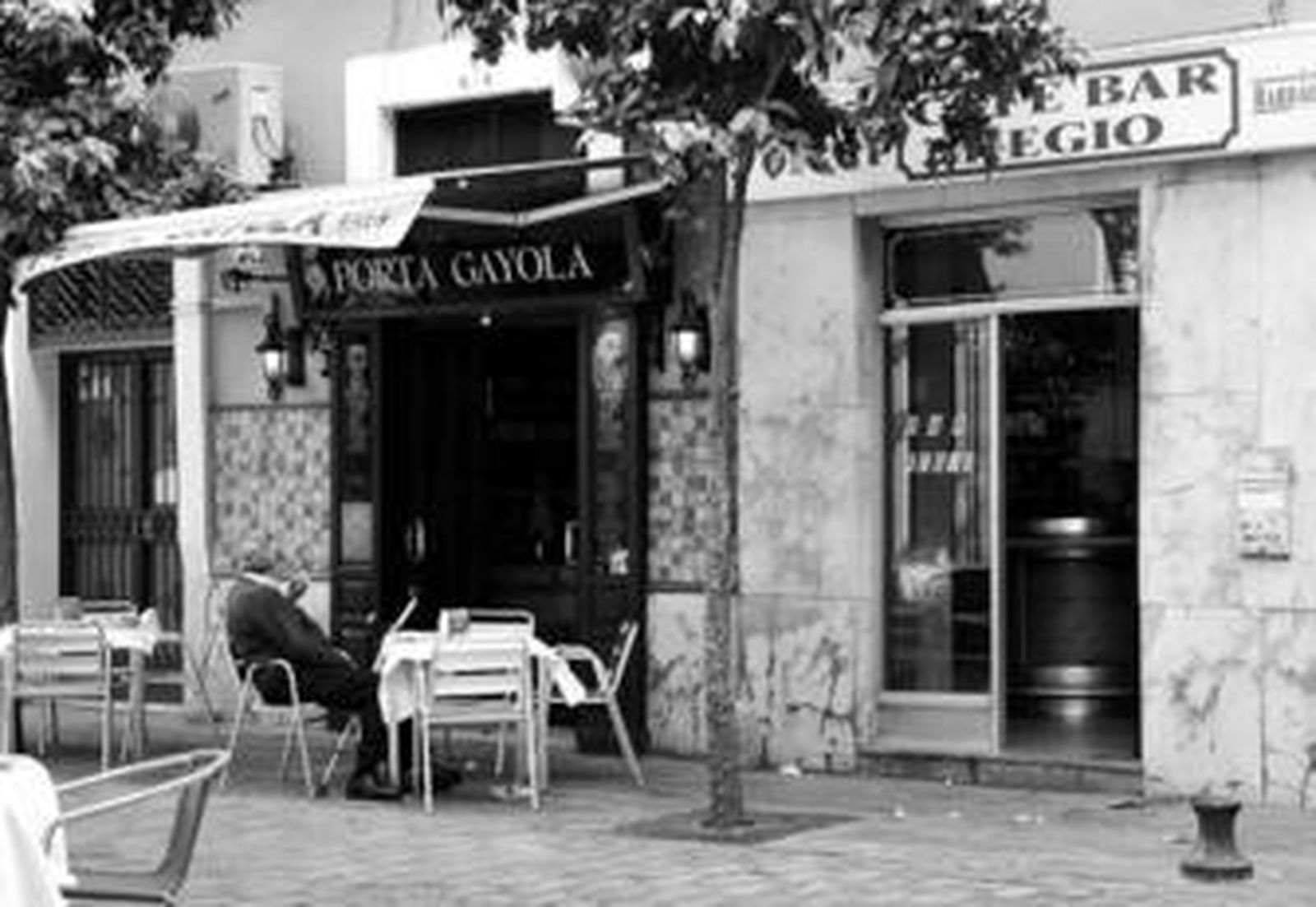 La cafetería Porta Gayola y el bar Regio, ambos situados en la calle Barcelona junto a la Plaza Nueva.