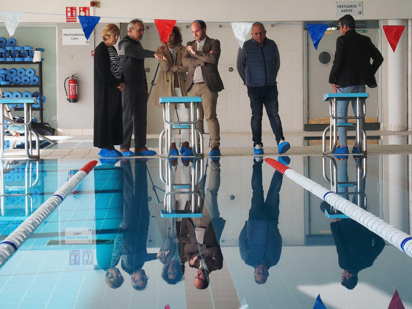 Autoridades locales durante su visita de este jueves a la piscina de Ayamonte