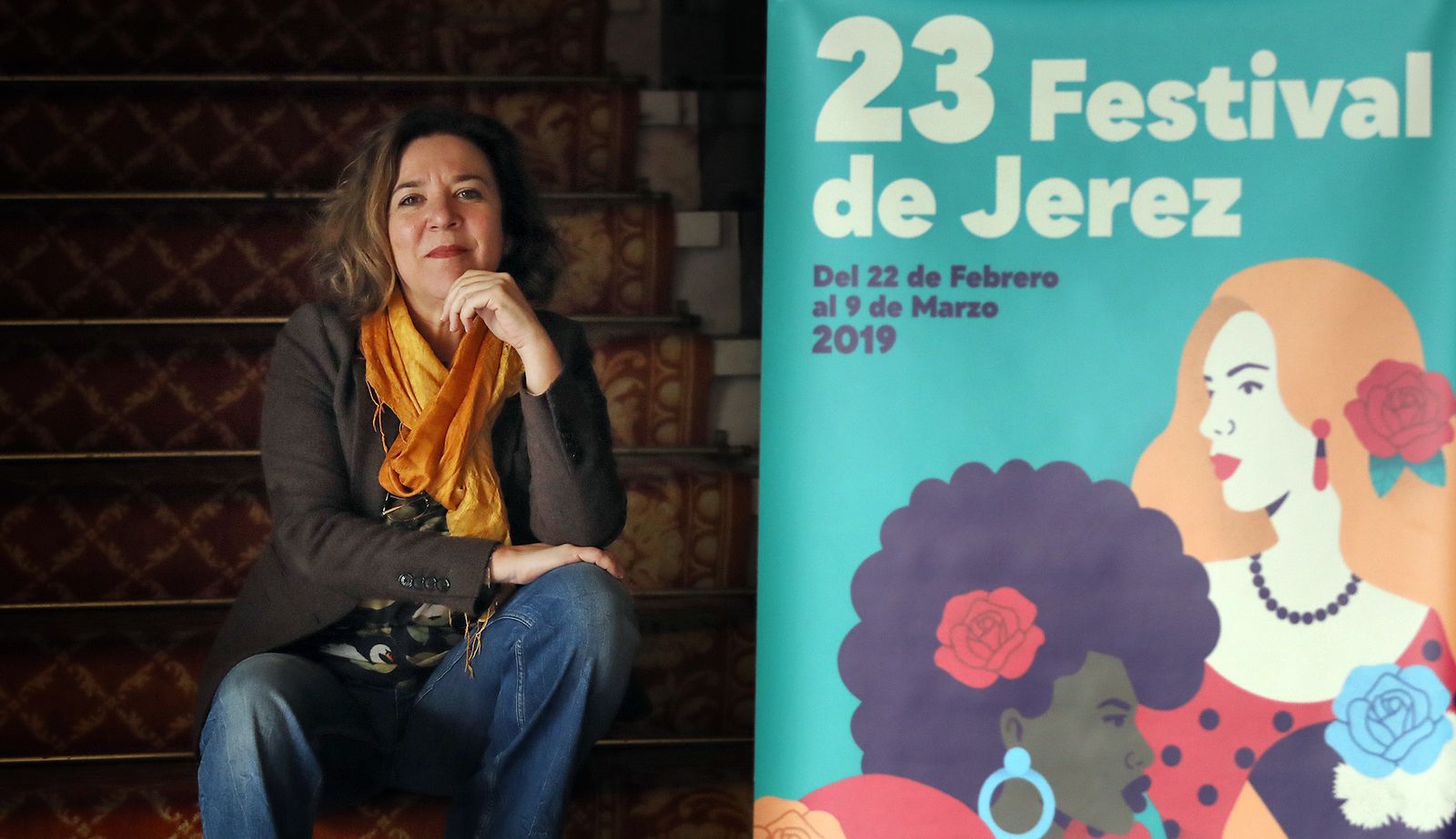 Isamay Benavwente posa en las escaleras del hall del Villamarta.