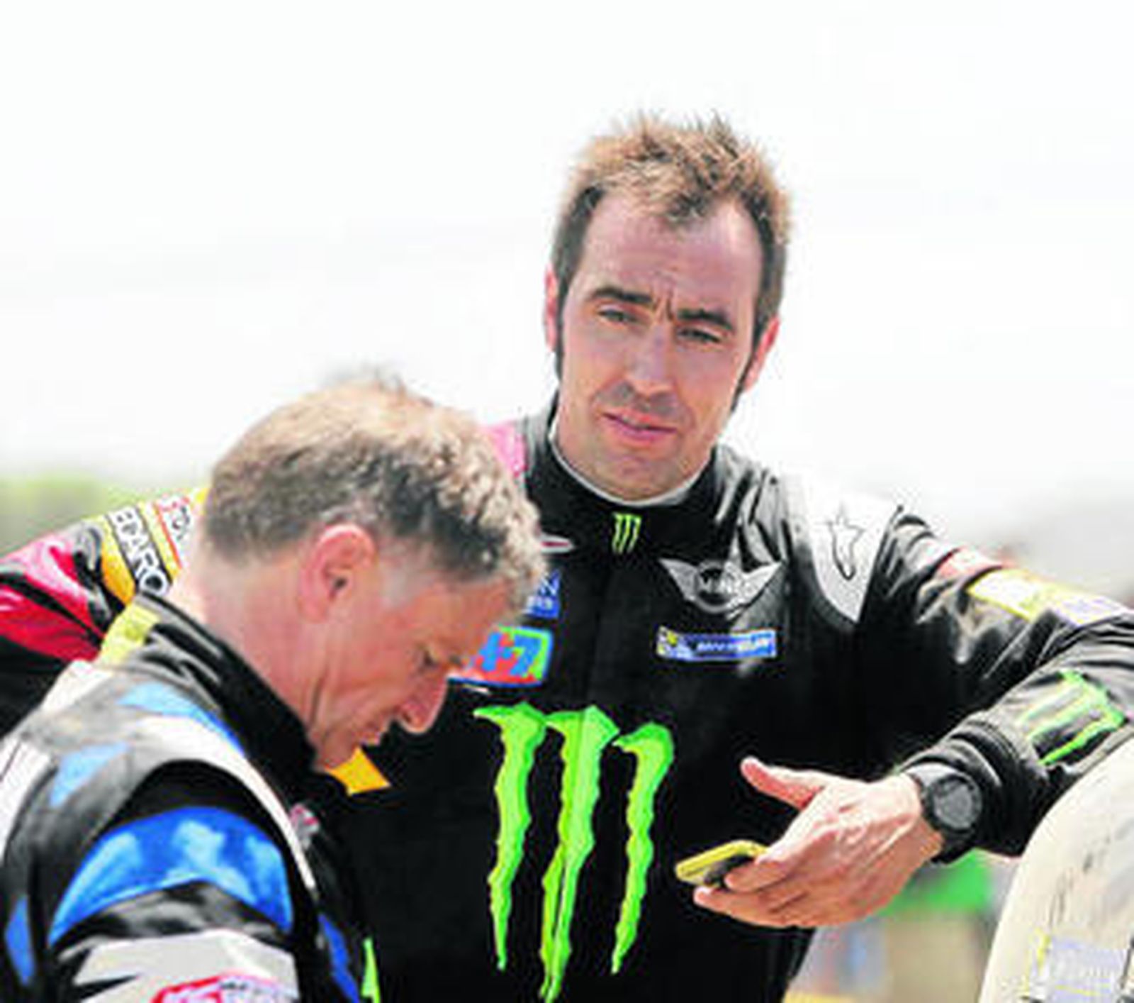 Nani Roma y su copiloto, Michel Perin, tras sufrir una avería en la primera etapa de la pasada edición.