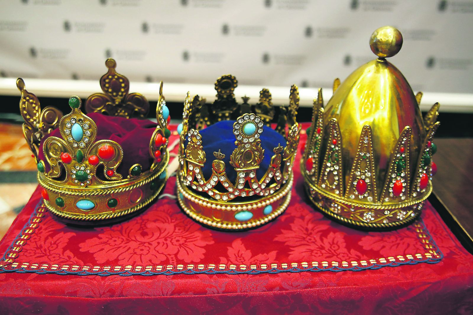 Las coronas de Sus Majestades.