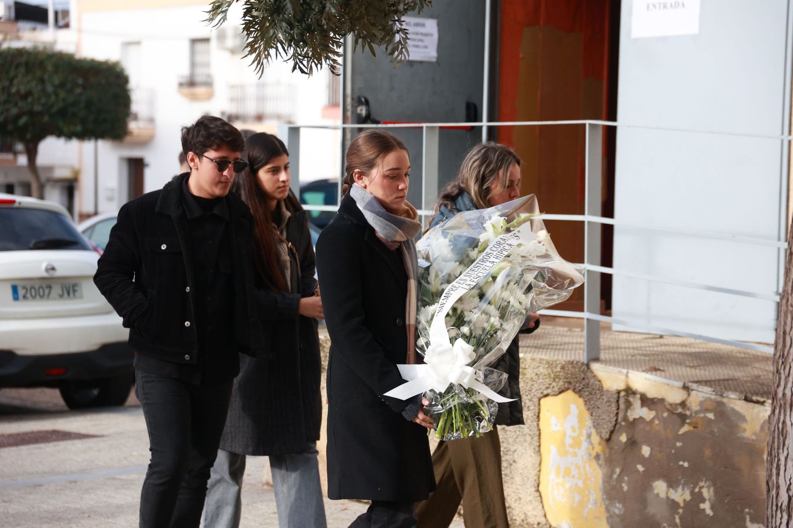 Dolor y desolación en Aljaraque: Las fotos de la desgarradora despedida a la familia Zamorano fallecida en Adamuz