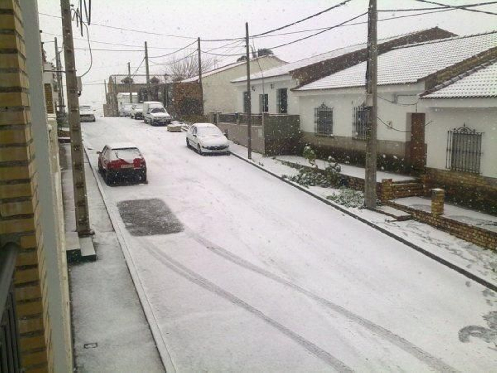Las calles de El Garrobo con nieve.