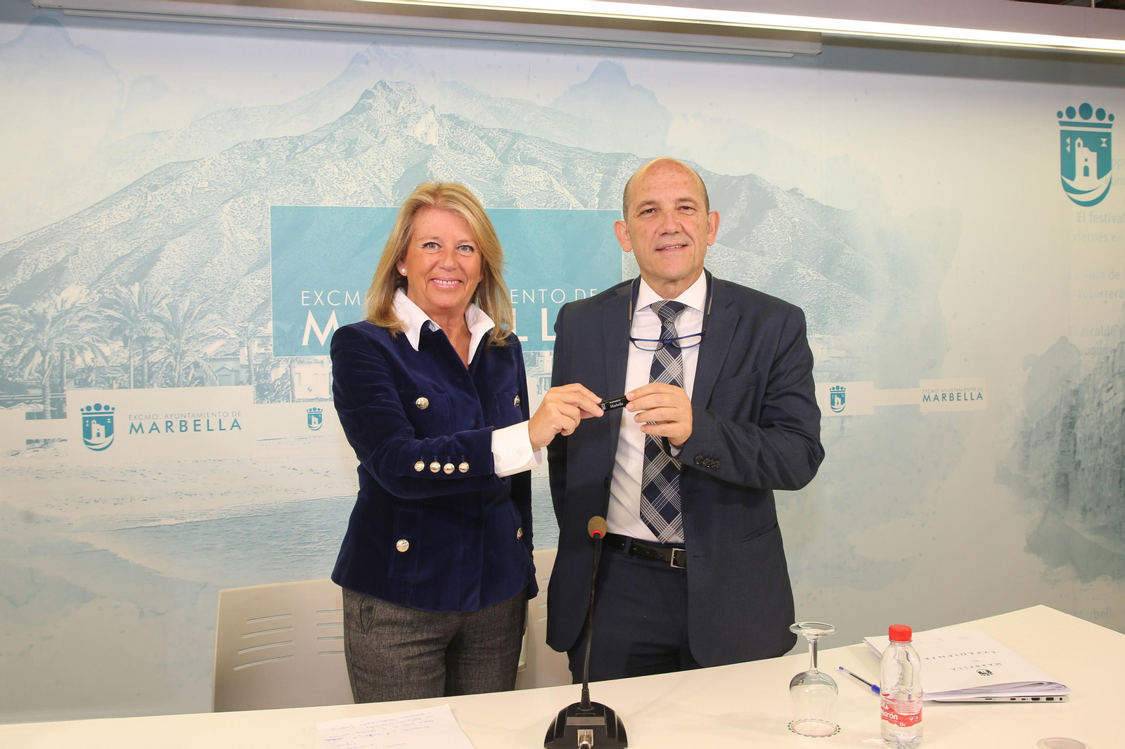 La alcaldesa, Ángeles Muñoz, y el concejal de Hacienda, Manuel Osorio.