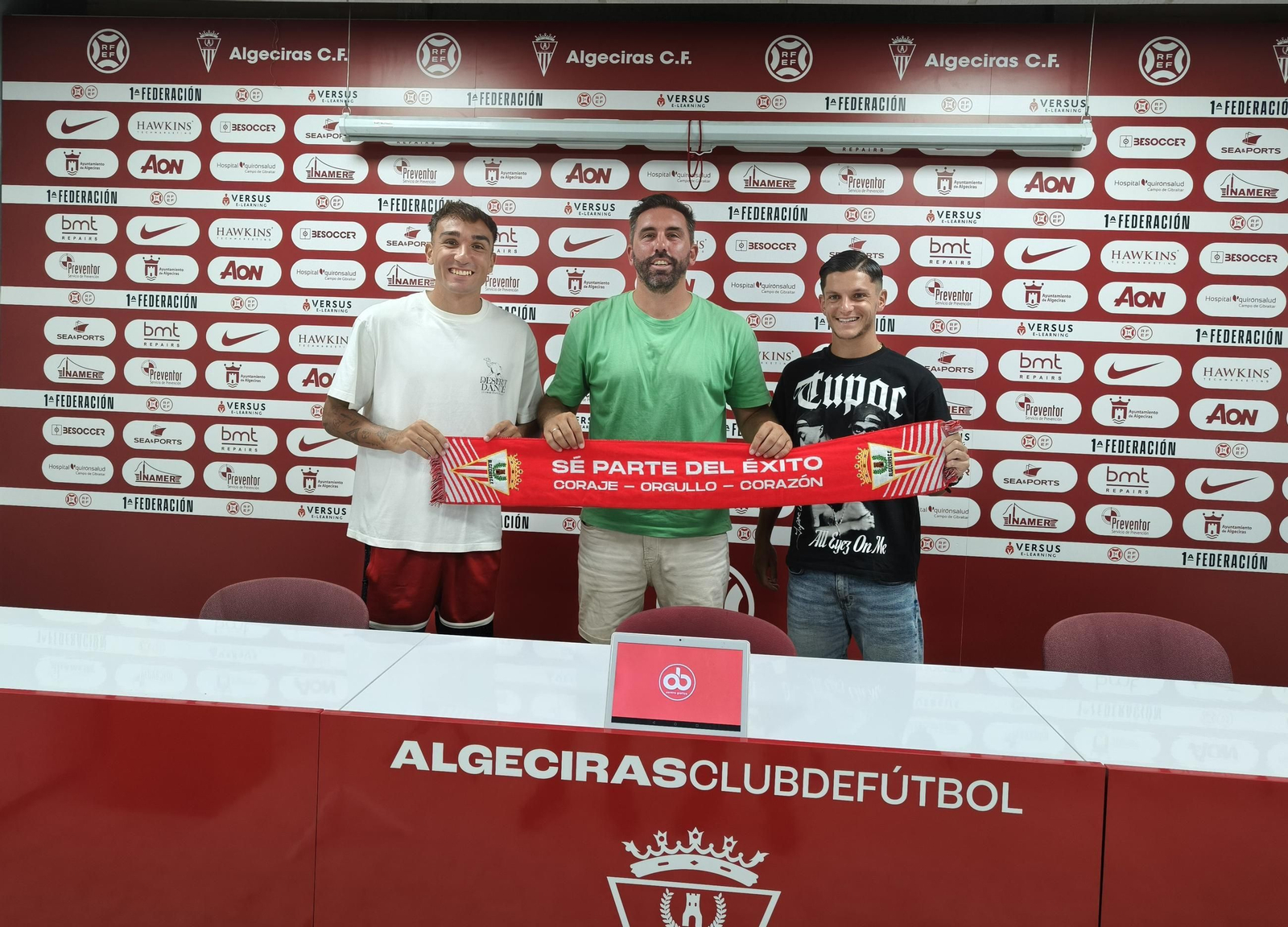 Óscar Castro y Jony Álamo, con el director deportivo albirrojo en el centro,  en la sala de prensa del Nuevo Mirador