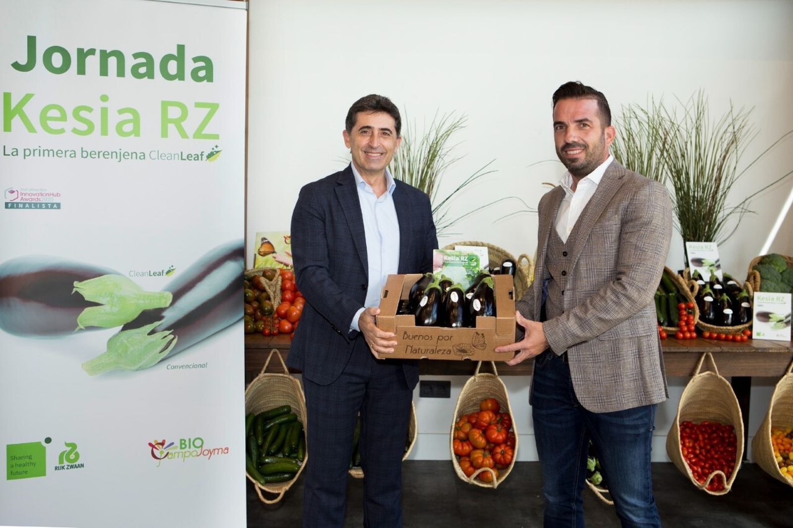 Ricardo Ortiz, Business Manager Rijk Zwaan Ibérica, y José Manuel Montoya, director de Producción de Bio Campojoyma