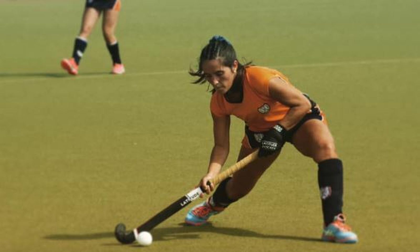 Una jugadora del Ingemation femenino se dispone a realizar un pase.