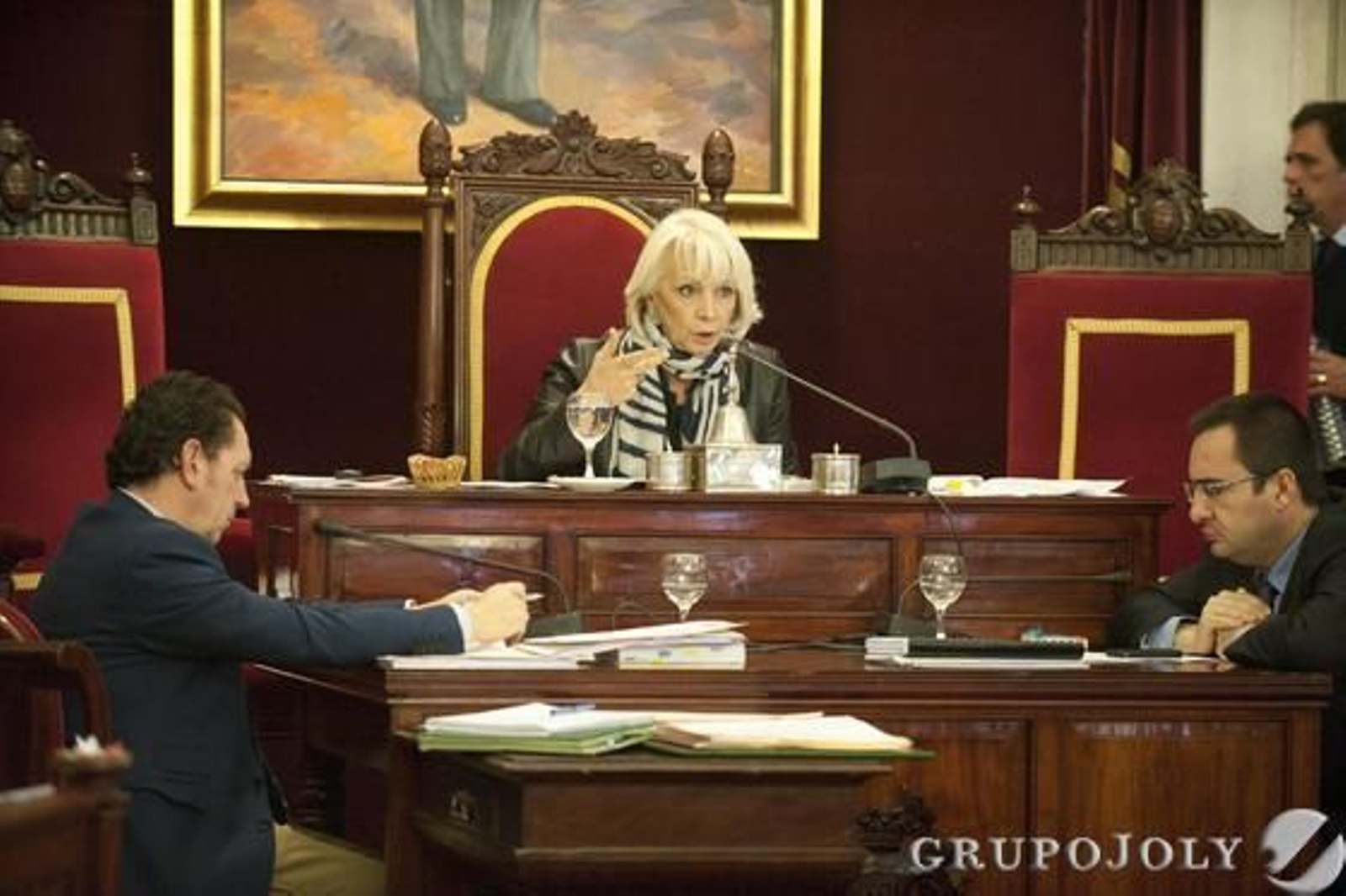 Momentos de tensión en el último pleno del año en el Ayuntamiento de Cádiz por las protestas de las empleadas de Limasa, que fueron desalojadas por la Policía. 

Foto: Joaquin Hernandez Kiki