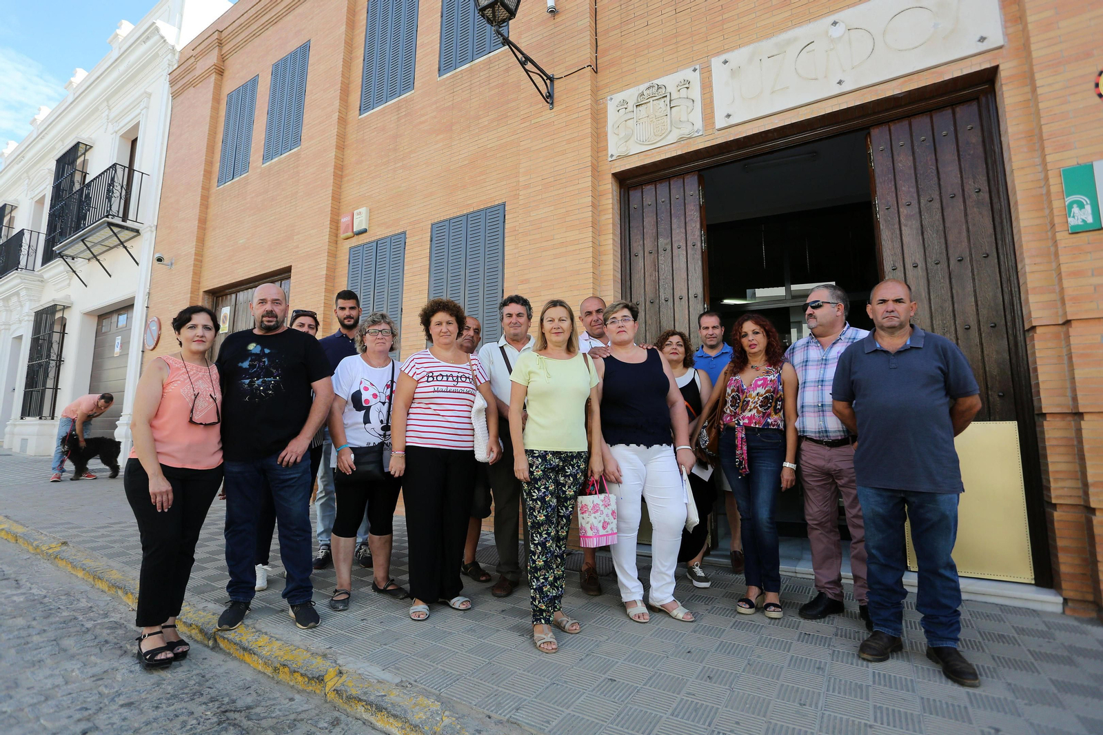 Un grupo de afectados por la destrucción del camping Doñana de junio de 2017, ayer ante la sede judicial moguereña.