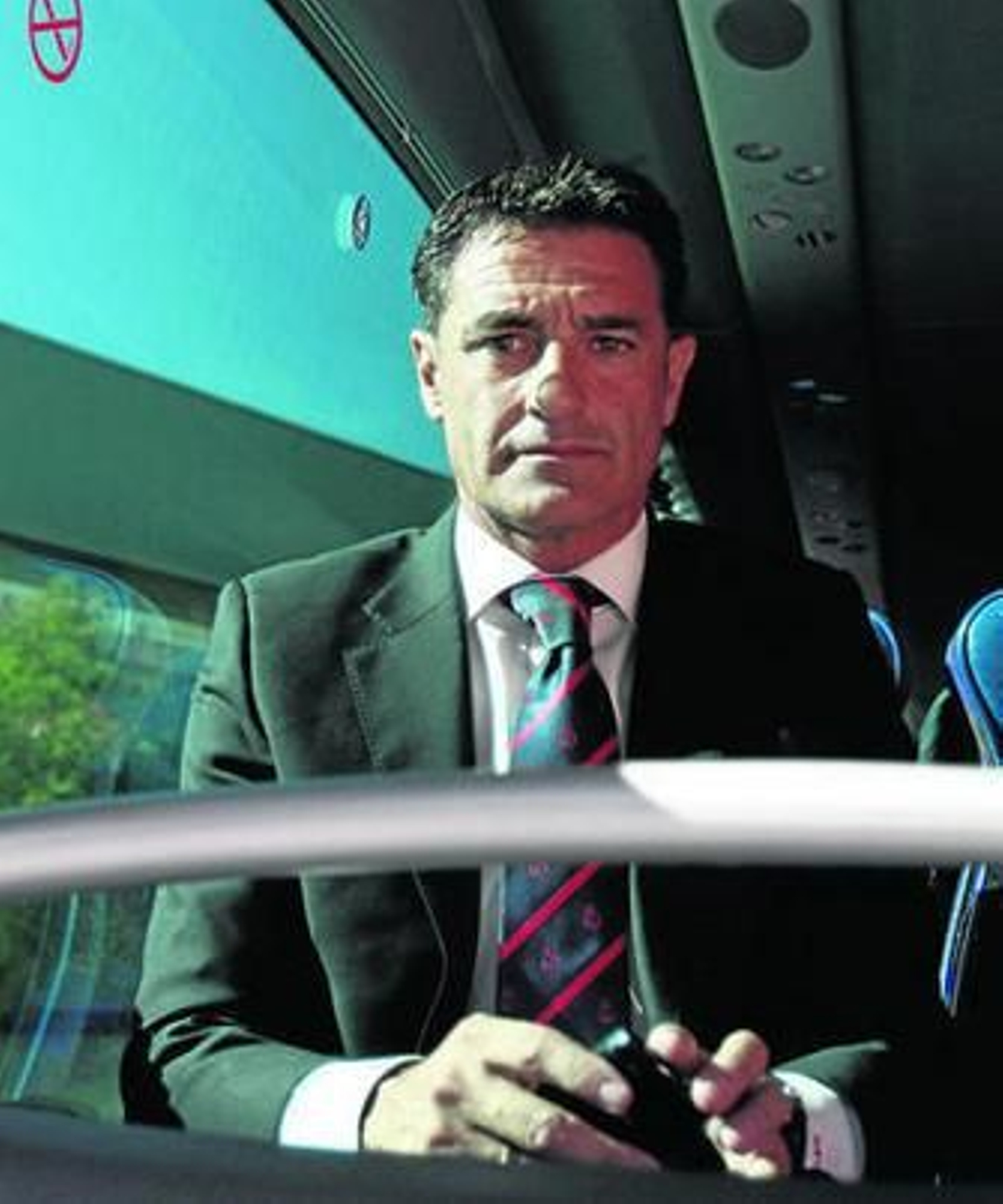 Míchel, con un gesto serio en su asiento del autobús, antes de partir hacia el aeropuerto.