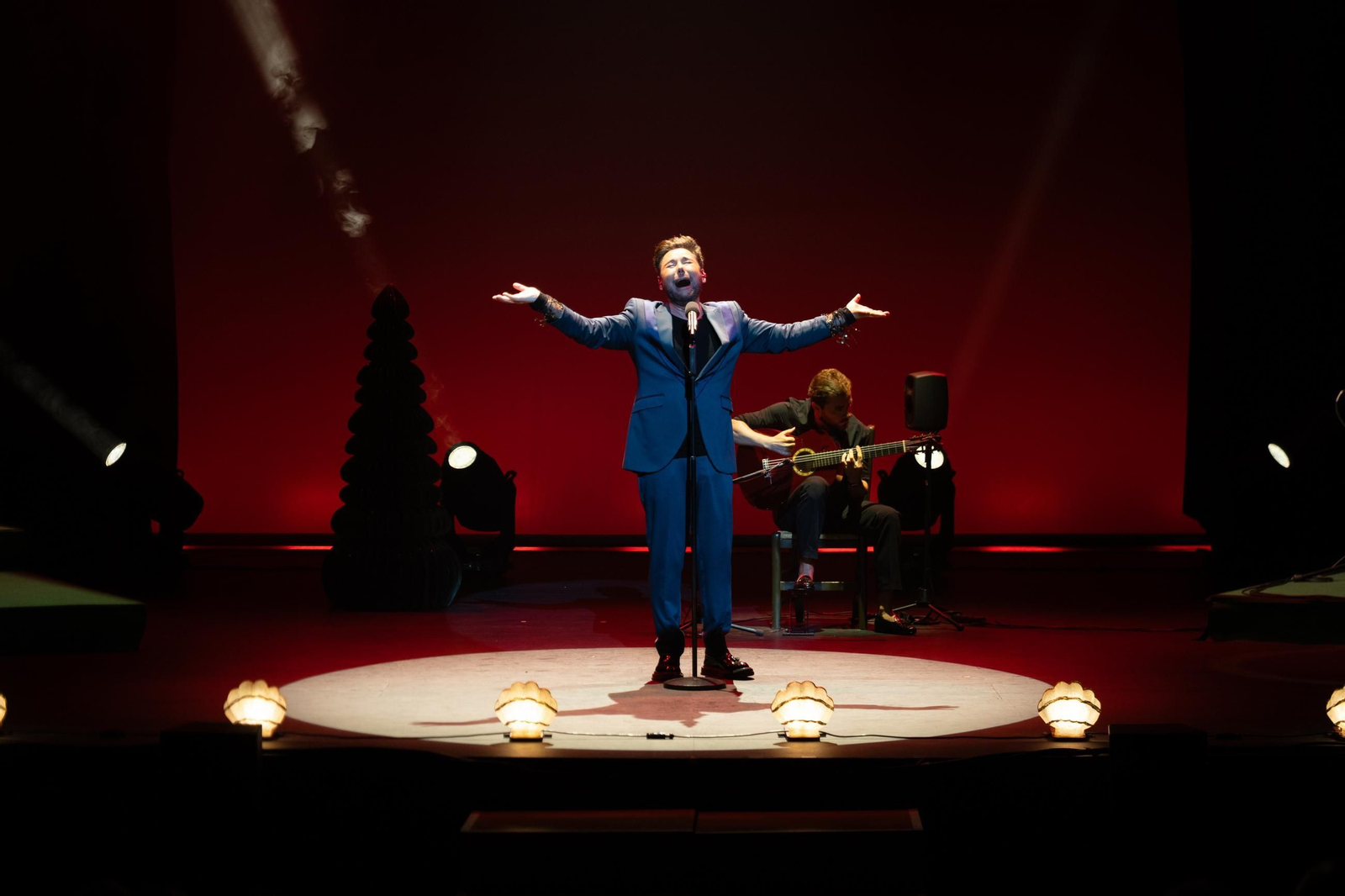 Miguel Poveda se sintió como en su casa en el estreno de la gira en Roquetas de Mar.