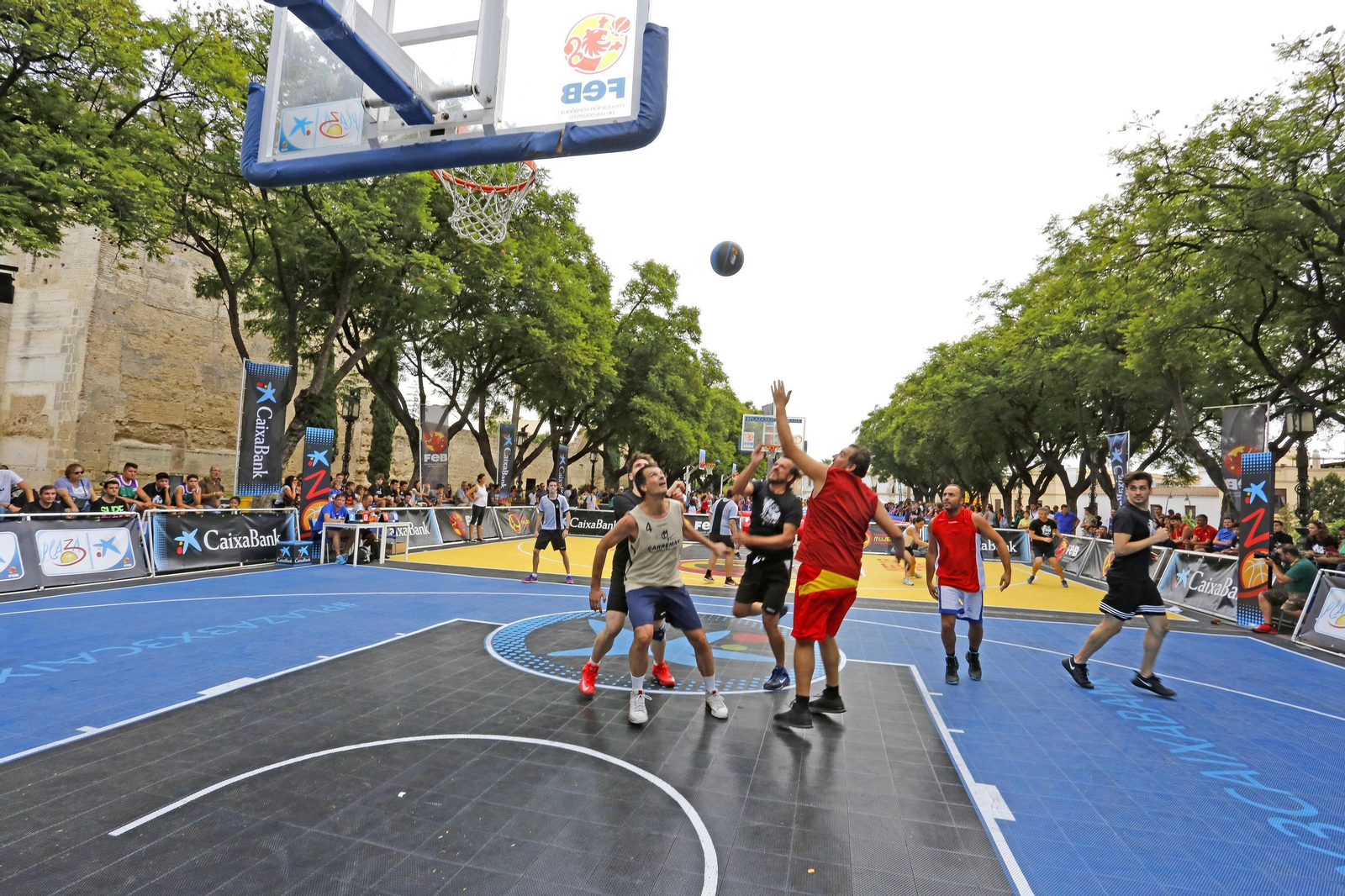 Jugadores y espectadores disfrutaron de lo lindo a lo largo de la jornada de ayer en la Alameda Vieja. Jugadores y espectadores disfrutaron de lo lindo a lo largo de la jornada de ayer en la Alameda Vieja.