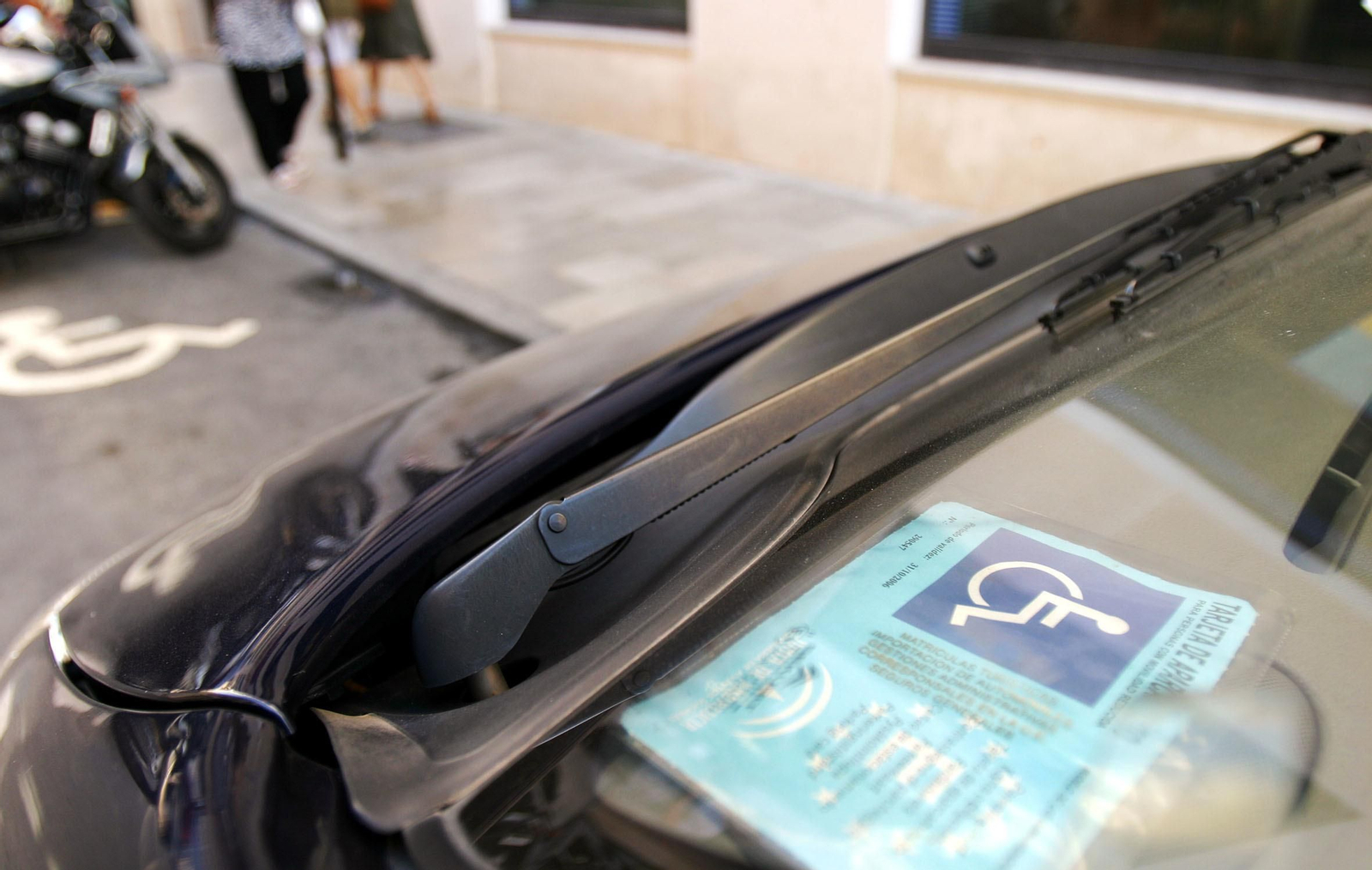 Una tarjeta que habilita a usuarios discapacitados aparcar en zonas reservadas