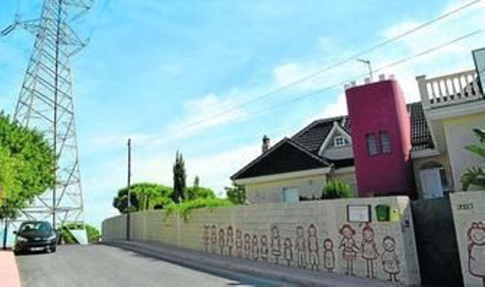 Las líneas de alta tensión pasan, entre otros edificios, por encima una guardería.