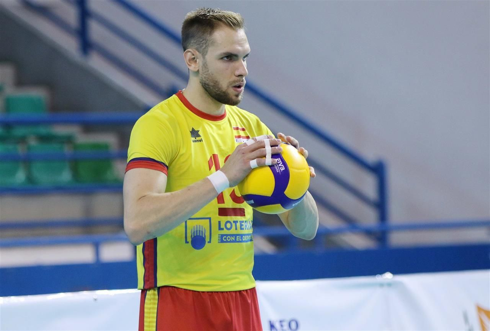 Andrés Villena, antes de ejecutar un saque.