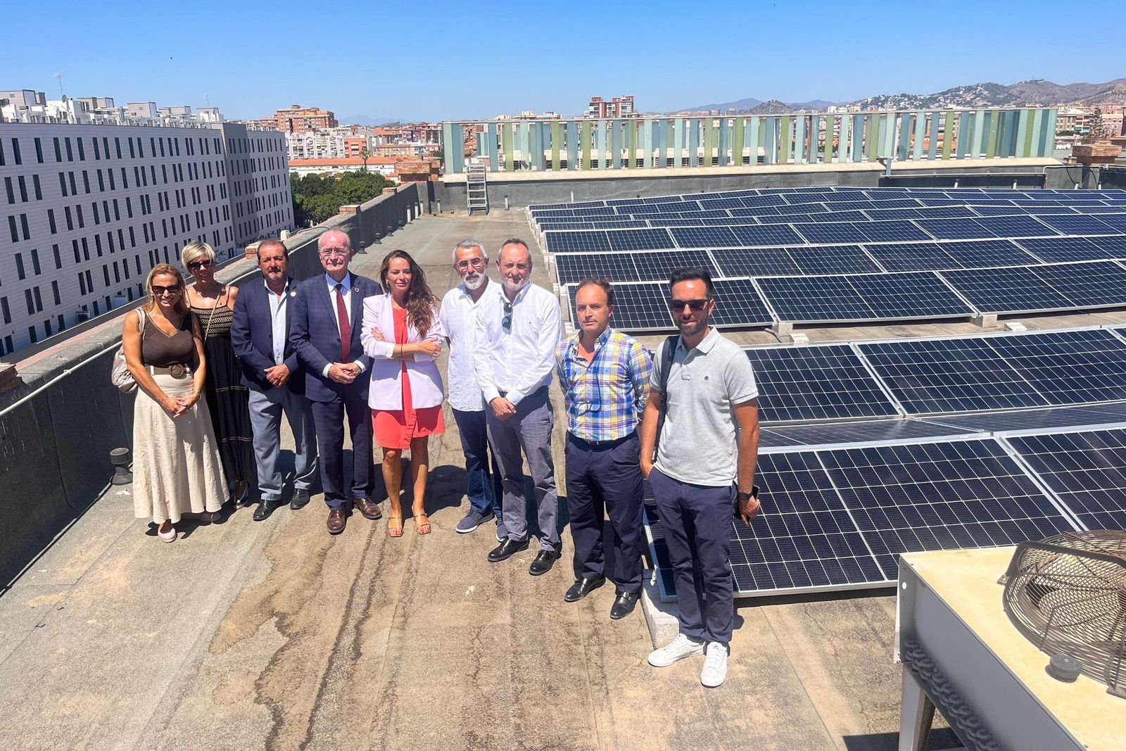 El alcalde, Francisco de la Torre, acompañado de la concejala delegada de Innovación, Digitalización y Captación de Inversiones, Alicia Izquierdo, en la nuevas cubiertas fotovoltaicas