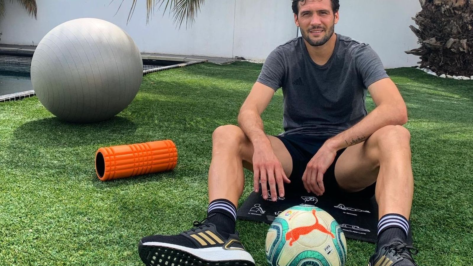 El Mudo posa tras entrenar en el jardín de su casa.