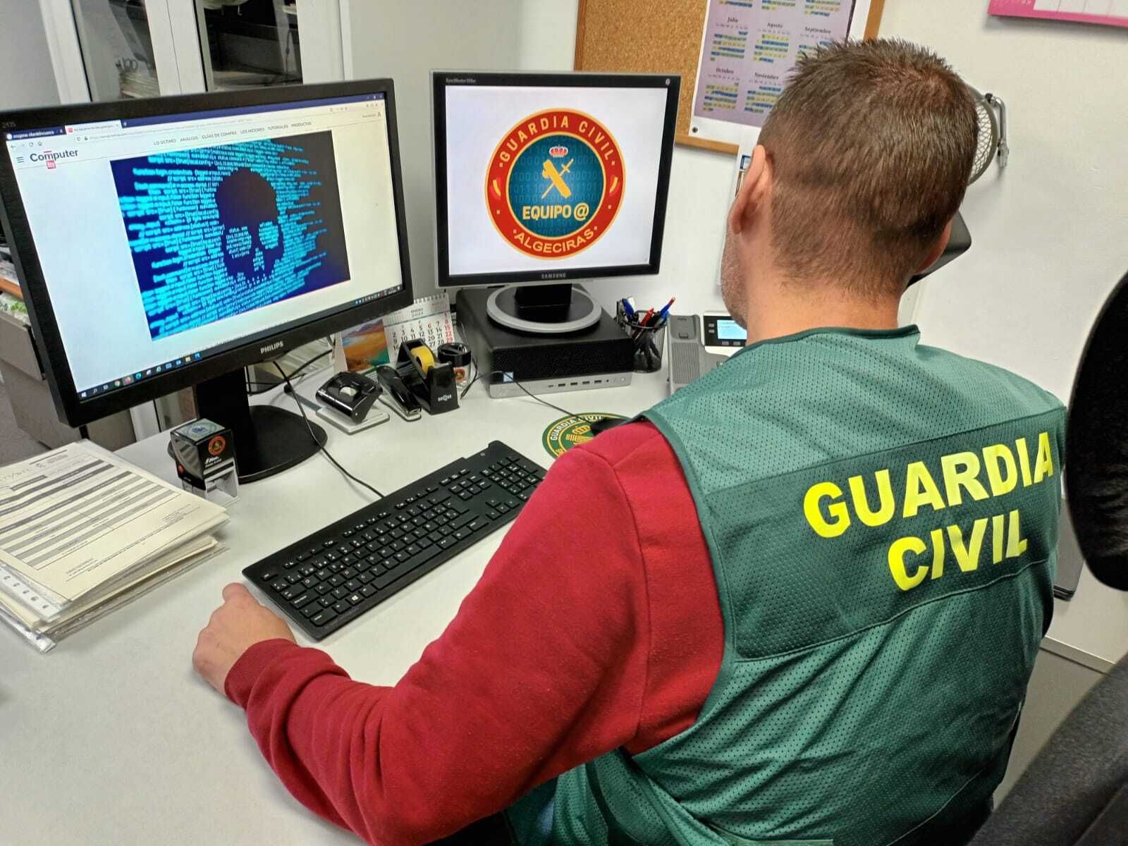 Agente de la Guardia Civil de delitos informáticos