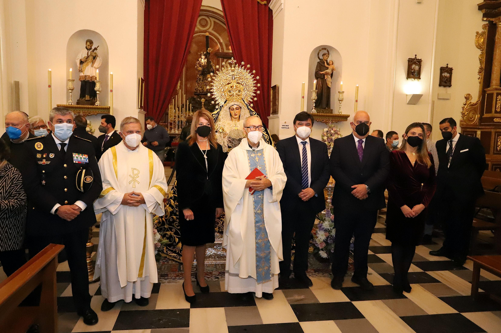 Autoridades asistentes al acto de bendición del manto de la Virgen de la Amargura.