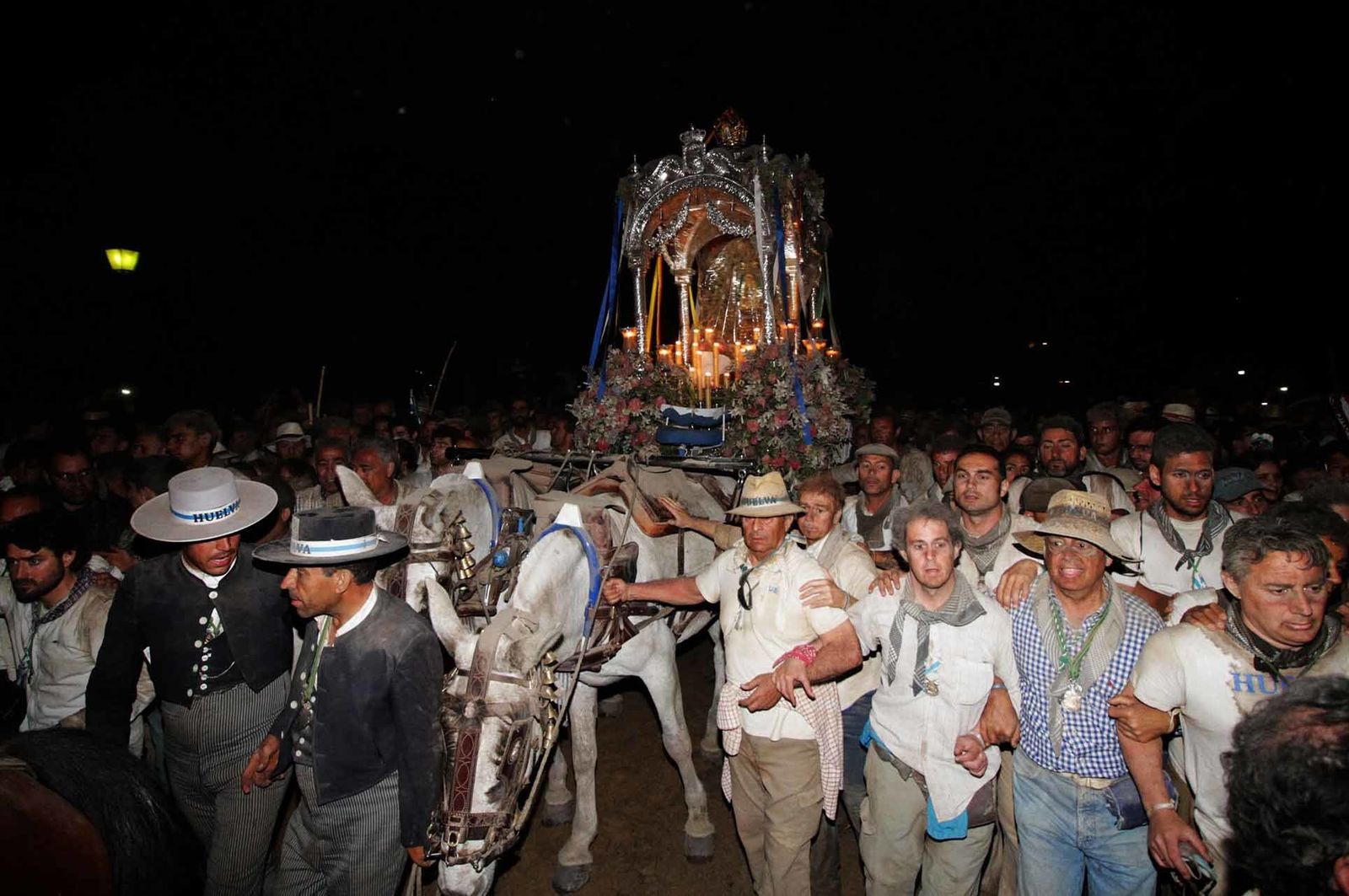 Imágenes de la llegada de la Hermandad del Rocío de Huelva a la aldea