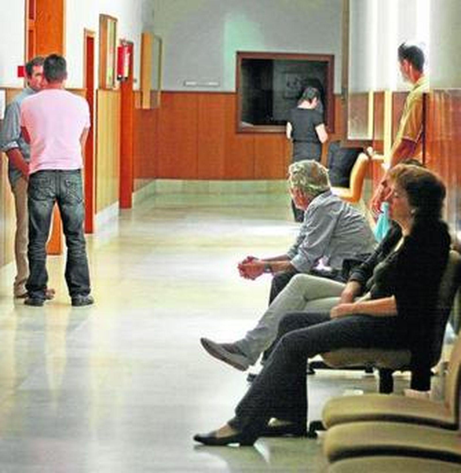 Familiares de Manuel Bolaños, el pasado junio en Palacio de Justicia de Cádiz, al inicio del juicio.