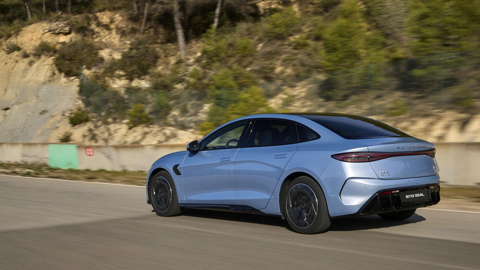 Un pisotón al acelerador y el Seal Excellence AWD resuelve la situación con suficiencia, pero esperábamos aún mayor soltura.