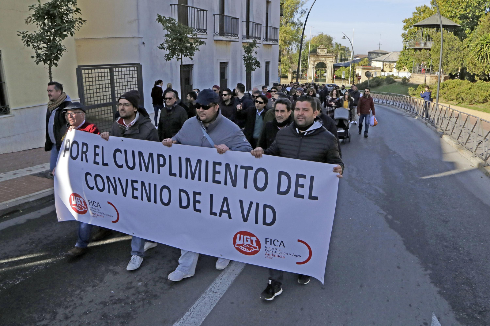 Marcha de los trabajadores de Bodegas Williams, de huelga indefinida desde el pasado 12 de febrero.