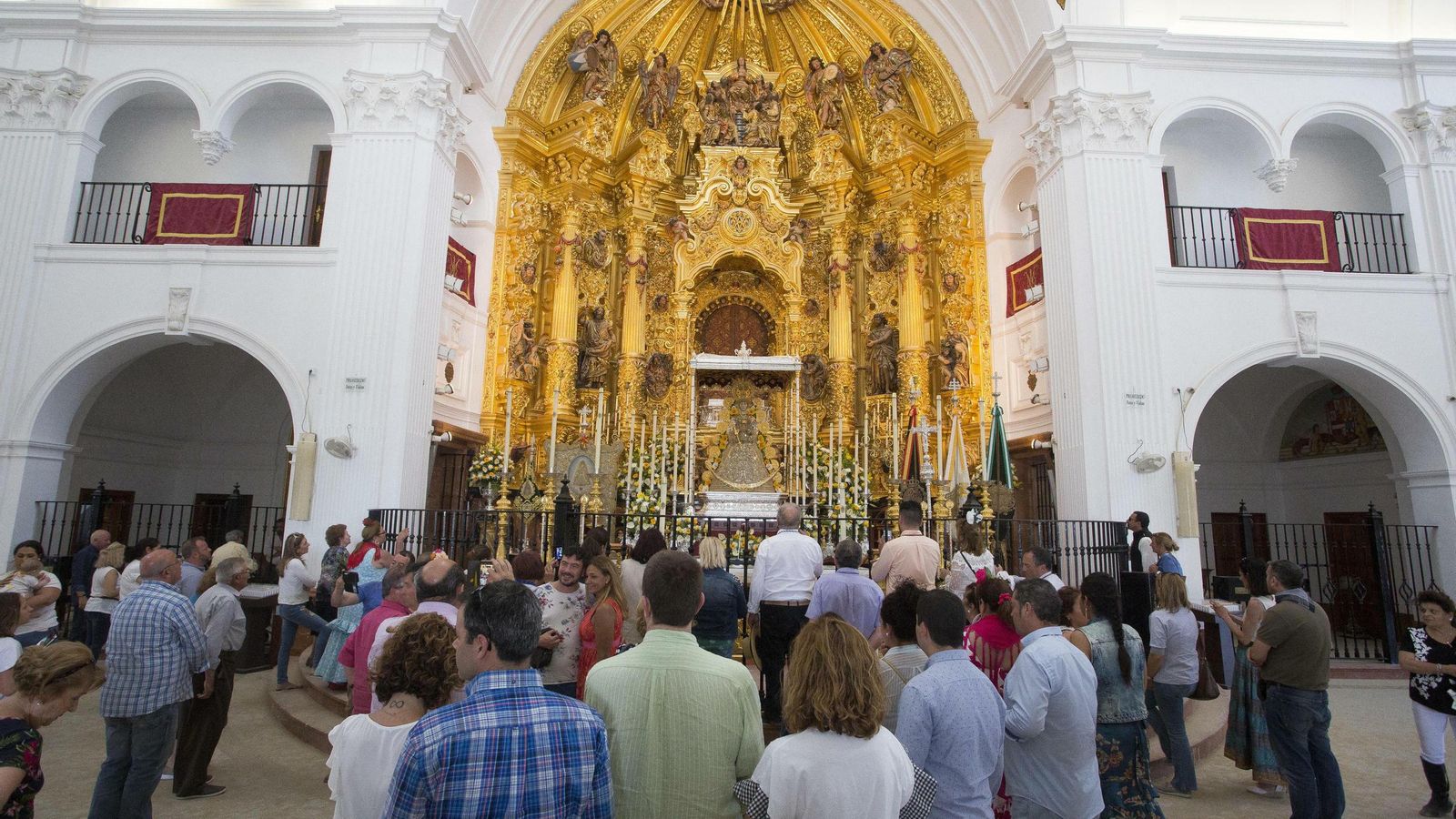 Un gran número de fieles dan gracias a la Virgen del Rocío.