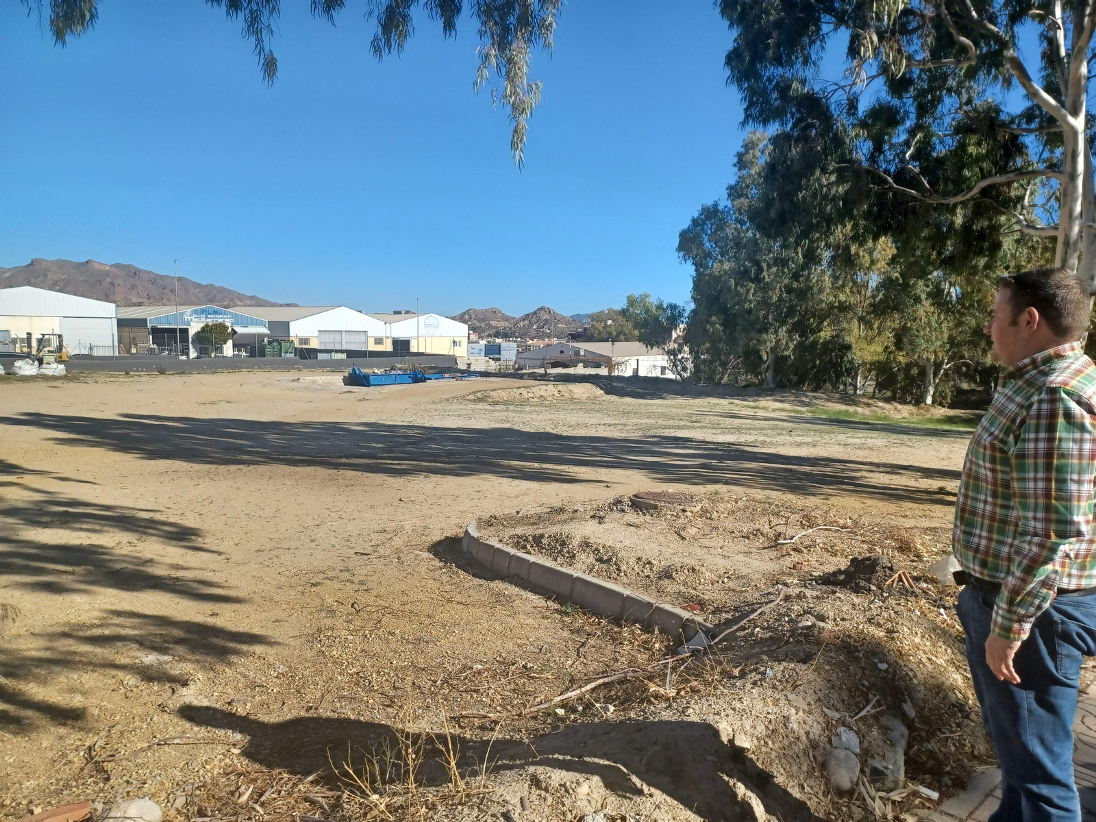 Visita del edil cuevano al polígono industrial.