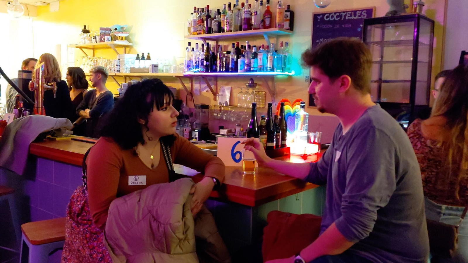 En el Día Mundial del Soltero, el Arcade Bar apuesta por el amor sin pantallas