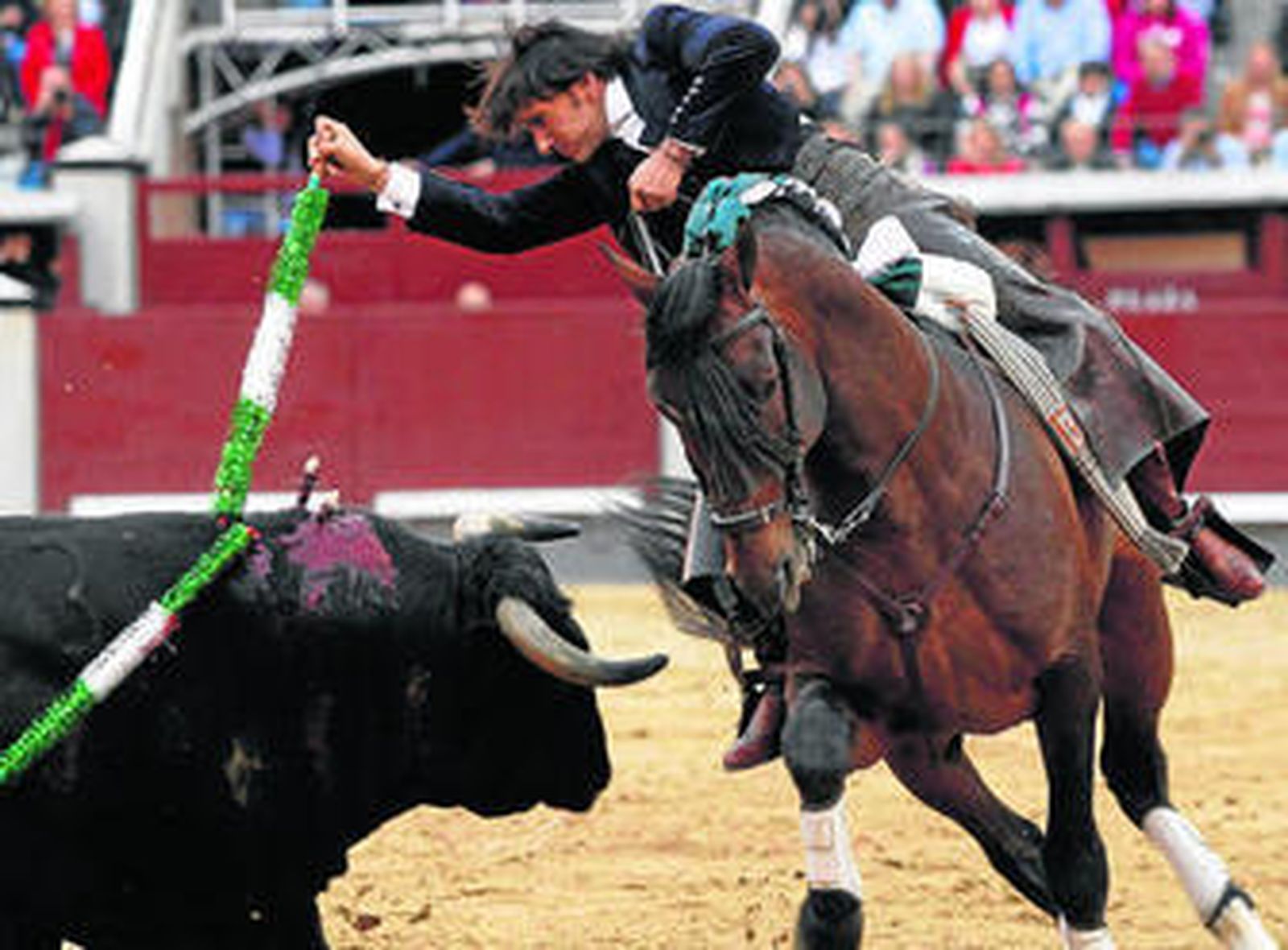 Diego Ventura, en el tercio de banderillas a su primer toro.