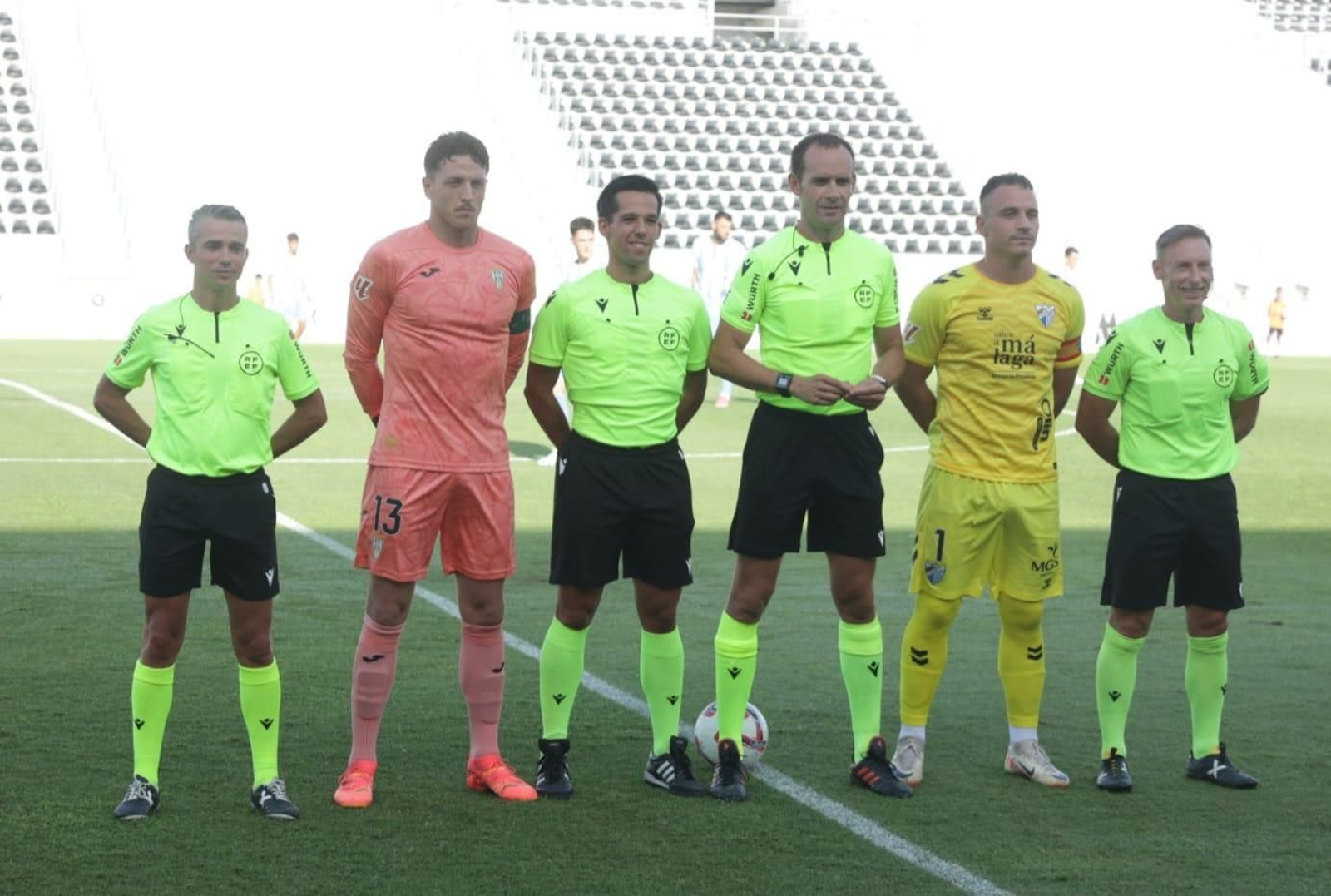 Las mejores fotos del ambiente en el Municipal de La Línea para el Málaga - Córdoba CF