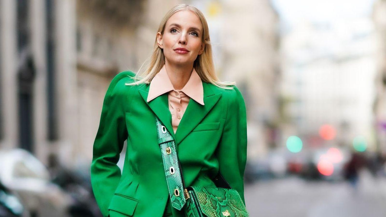 El verde es uno de los colores más en tendencia del otoño 2021.