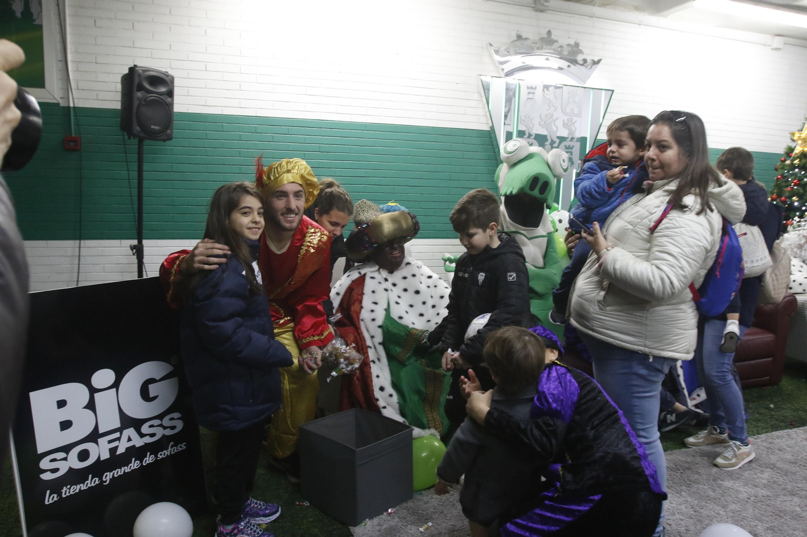 Los Reyes Magos en El Arcángel con la afición del Córdoba CF, en imágenes