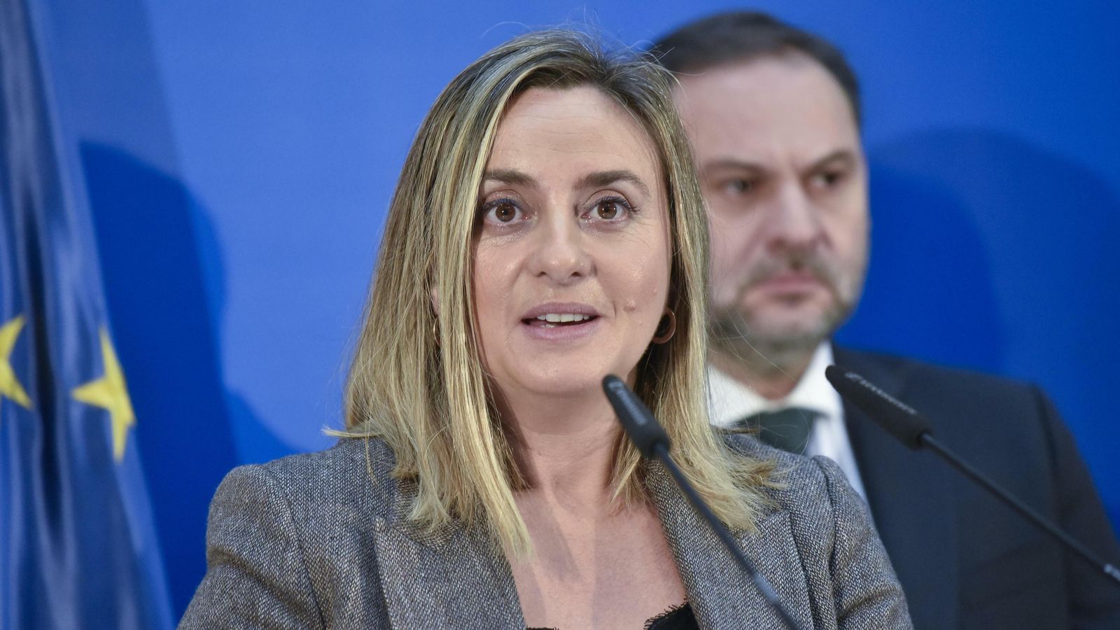 Marifrán Carazo, consejera de Fomento de la Junta en su intervención este jueves. Detrás Ábalos.