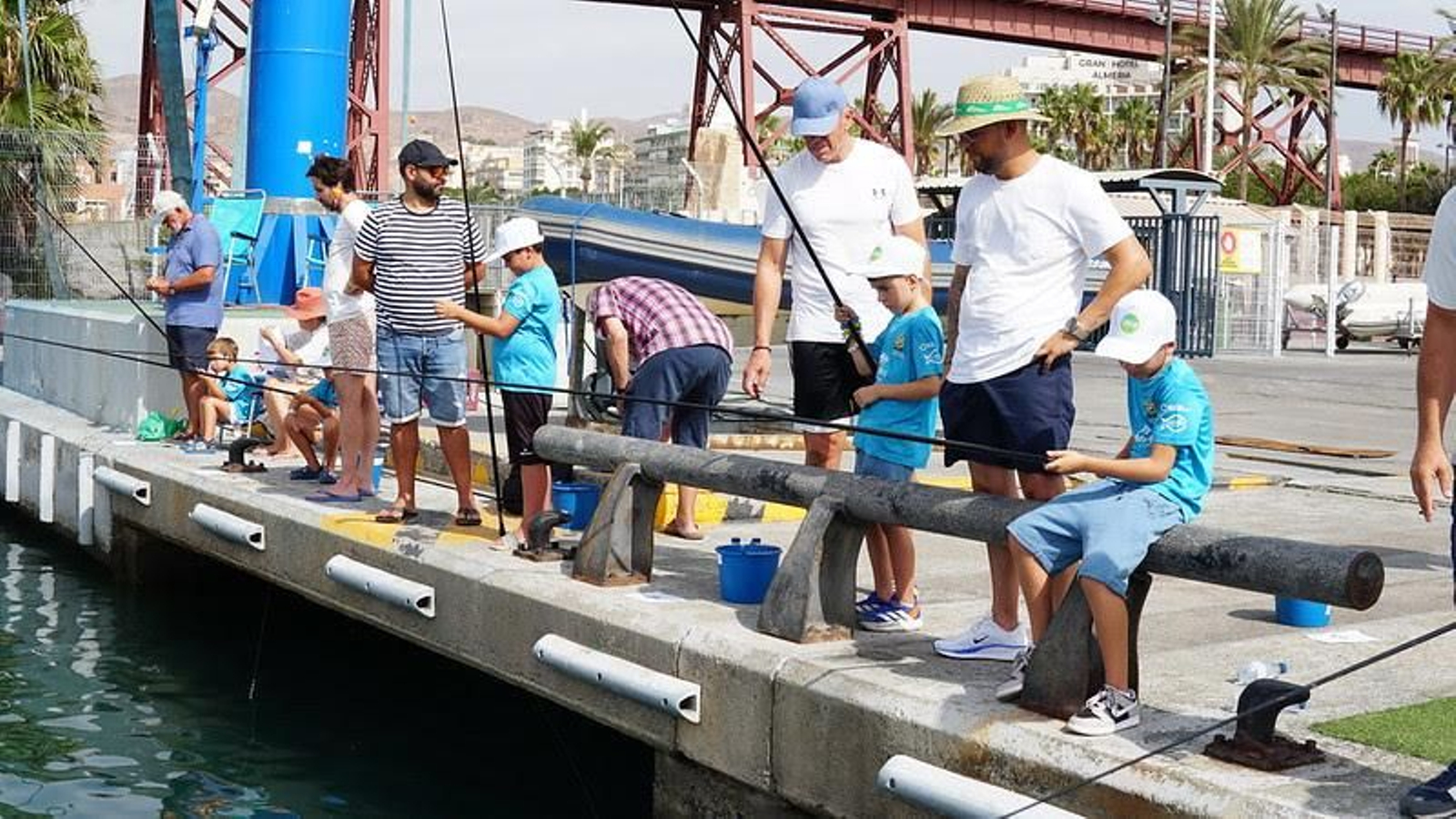 Un grupo de niños durante el desarrollo del Concurso Infantil de Pesca celebrado en el Club de Mar de Almería.