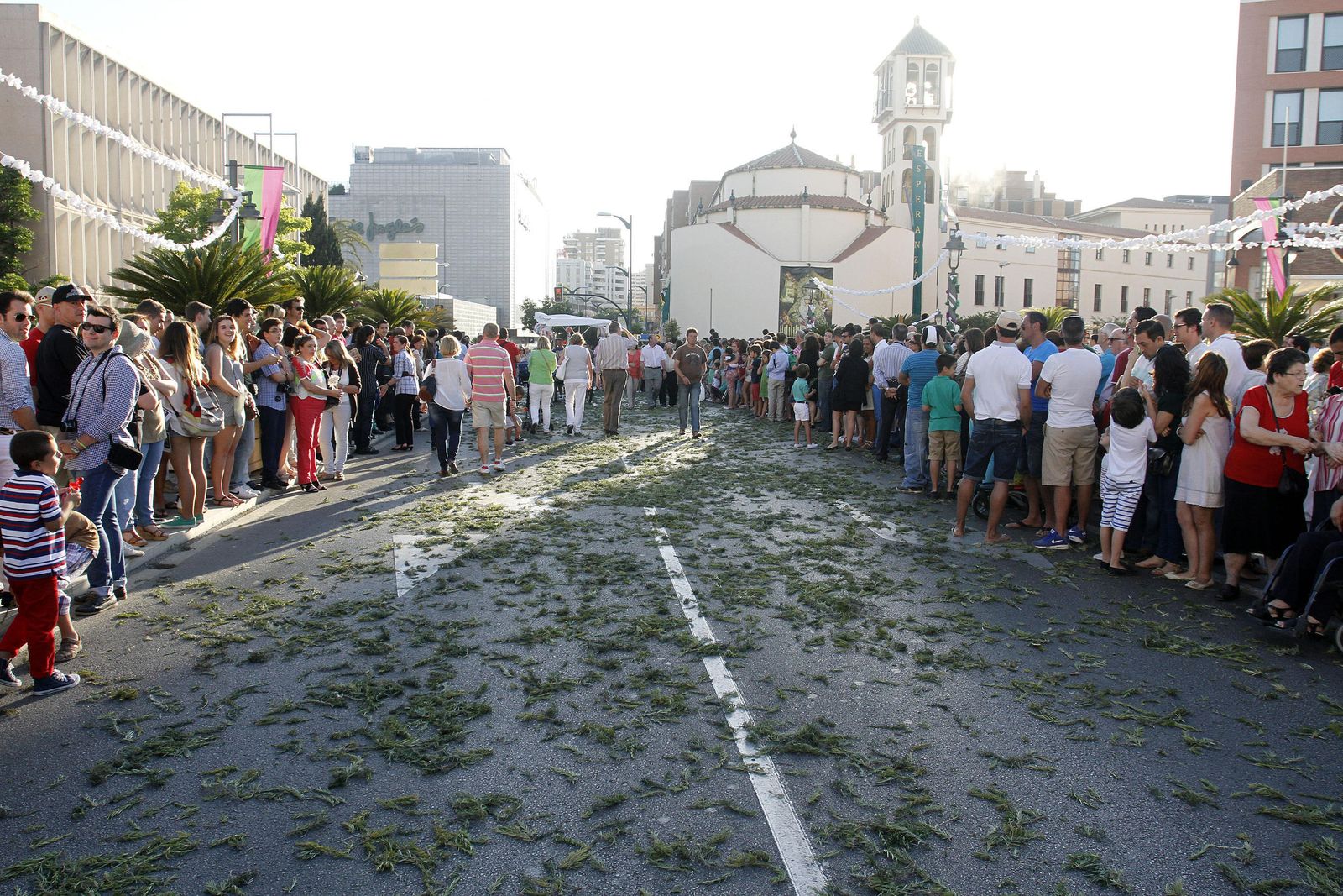 El Puente de la Esperanza, alfombrado de romero para la procesión extraordinaria de la Virgen en 2013.