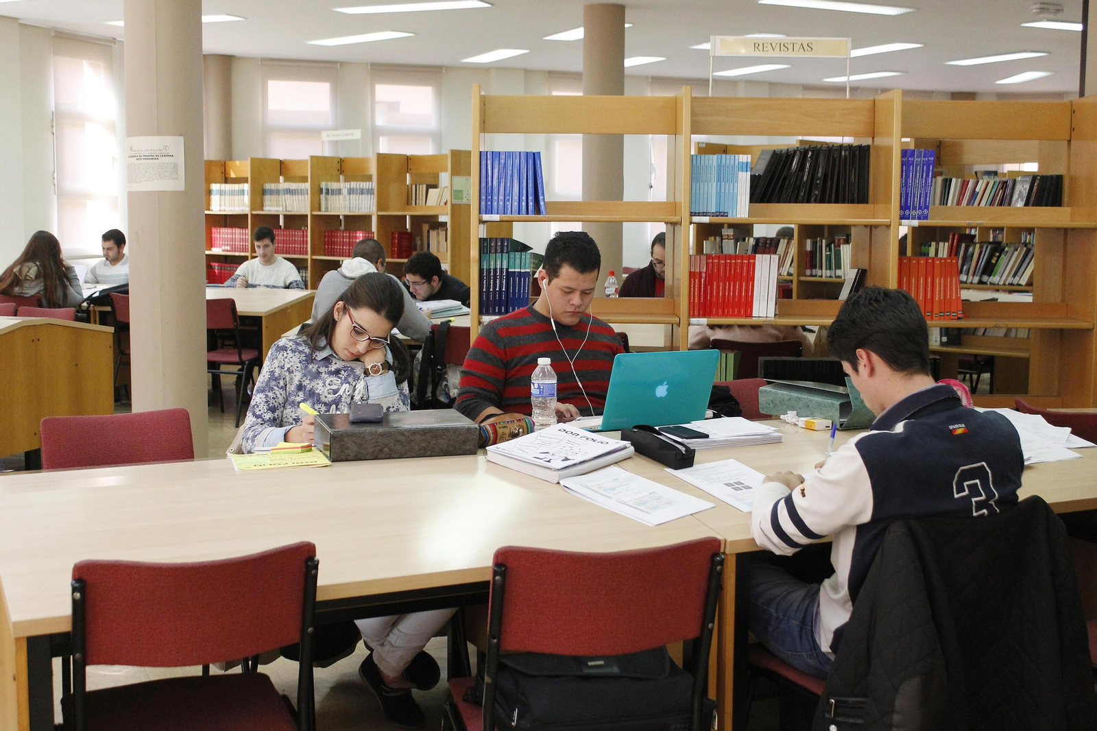 Alumnos de la institución académica en la biblioteca de la Facultad de Derecho.